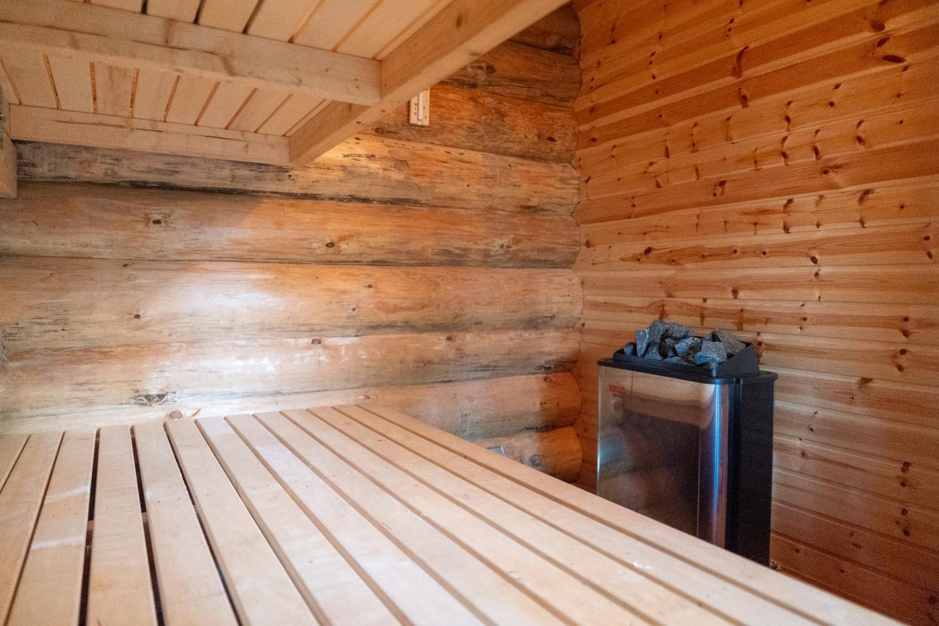 Mysig timmerhus i skogen med privat bastu nära sjön