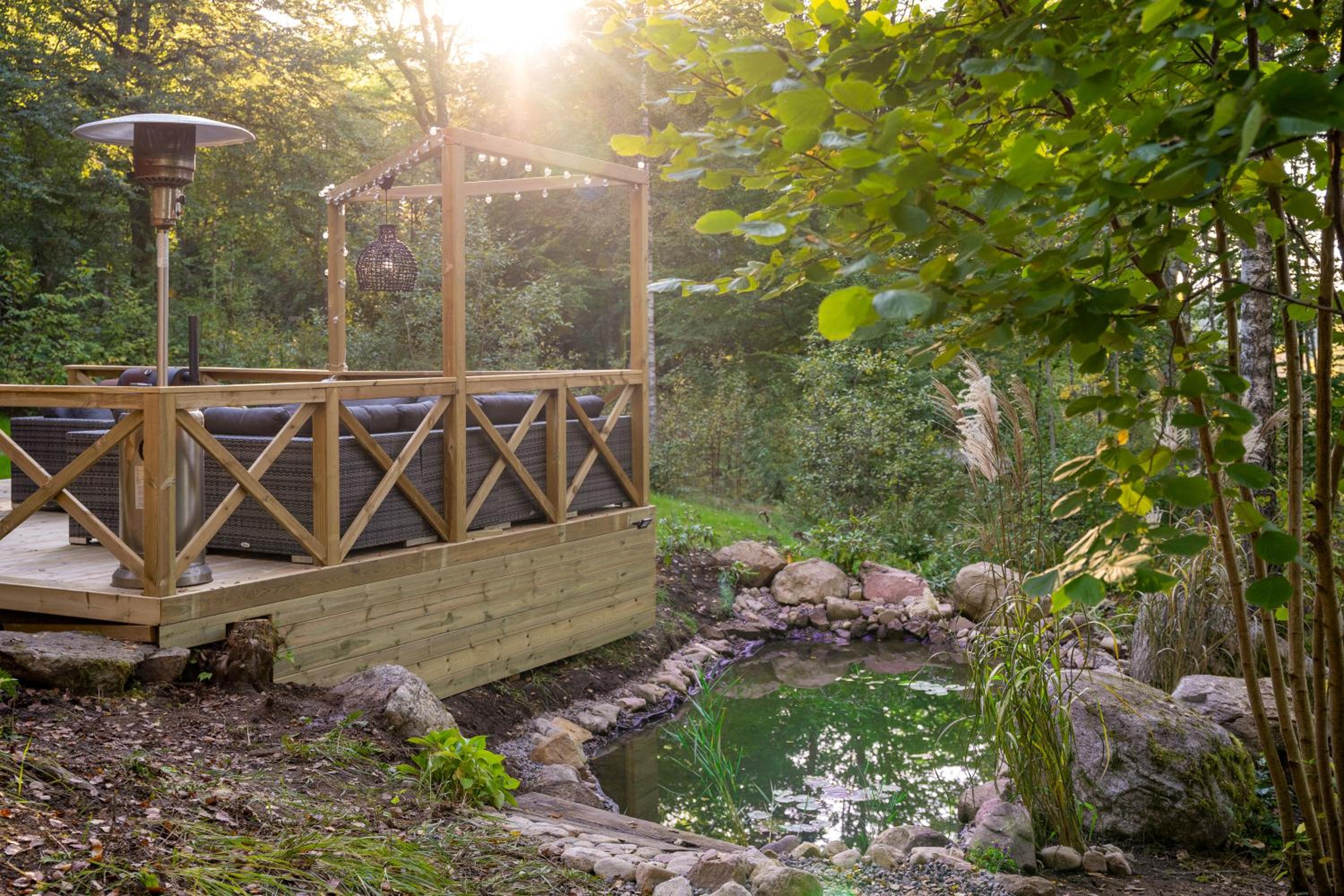 Mysig timmerhus i skogen med privat bastu nära sjön