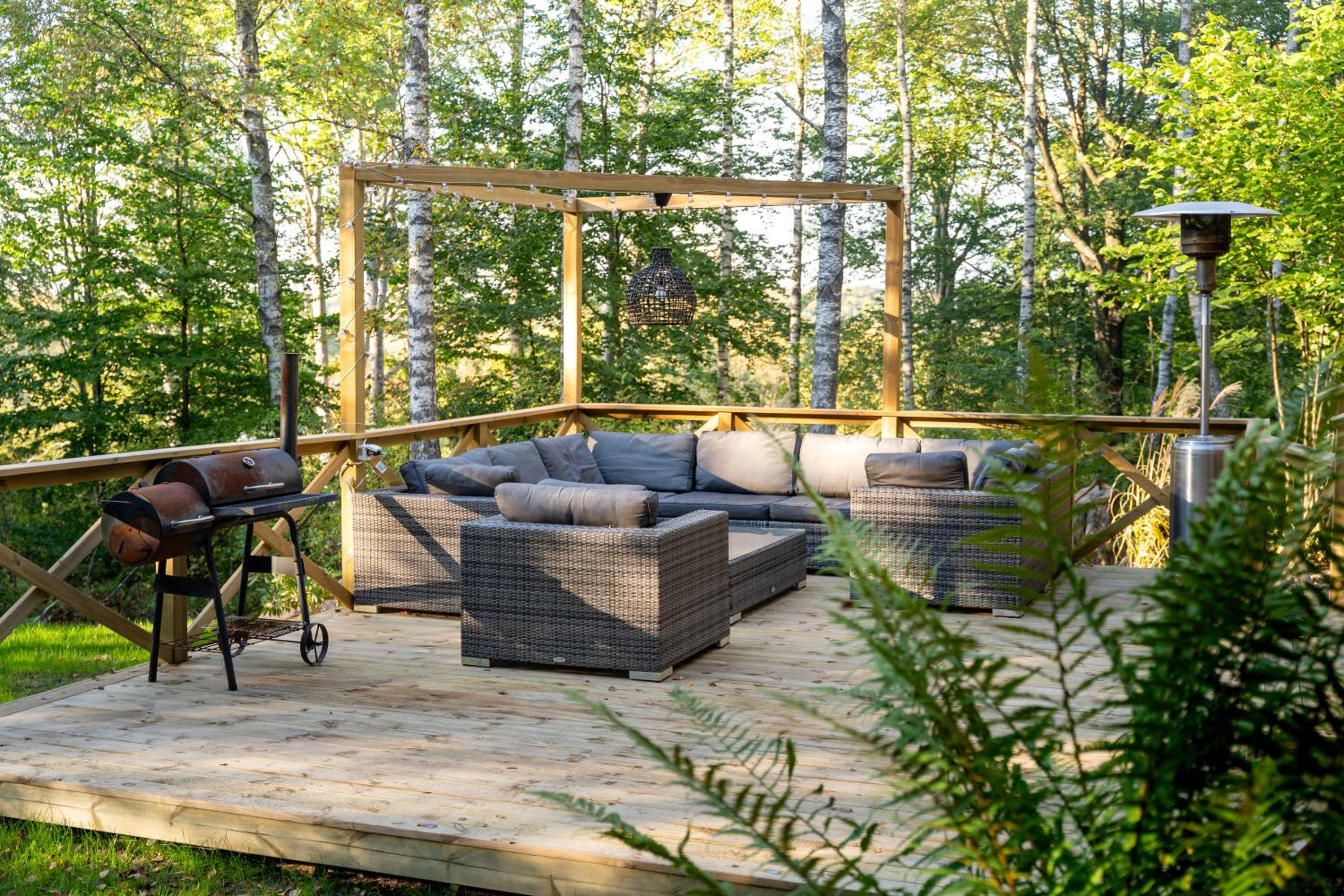 Mysig timmerhus i skogen med privat bastu nära sjön