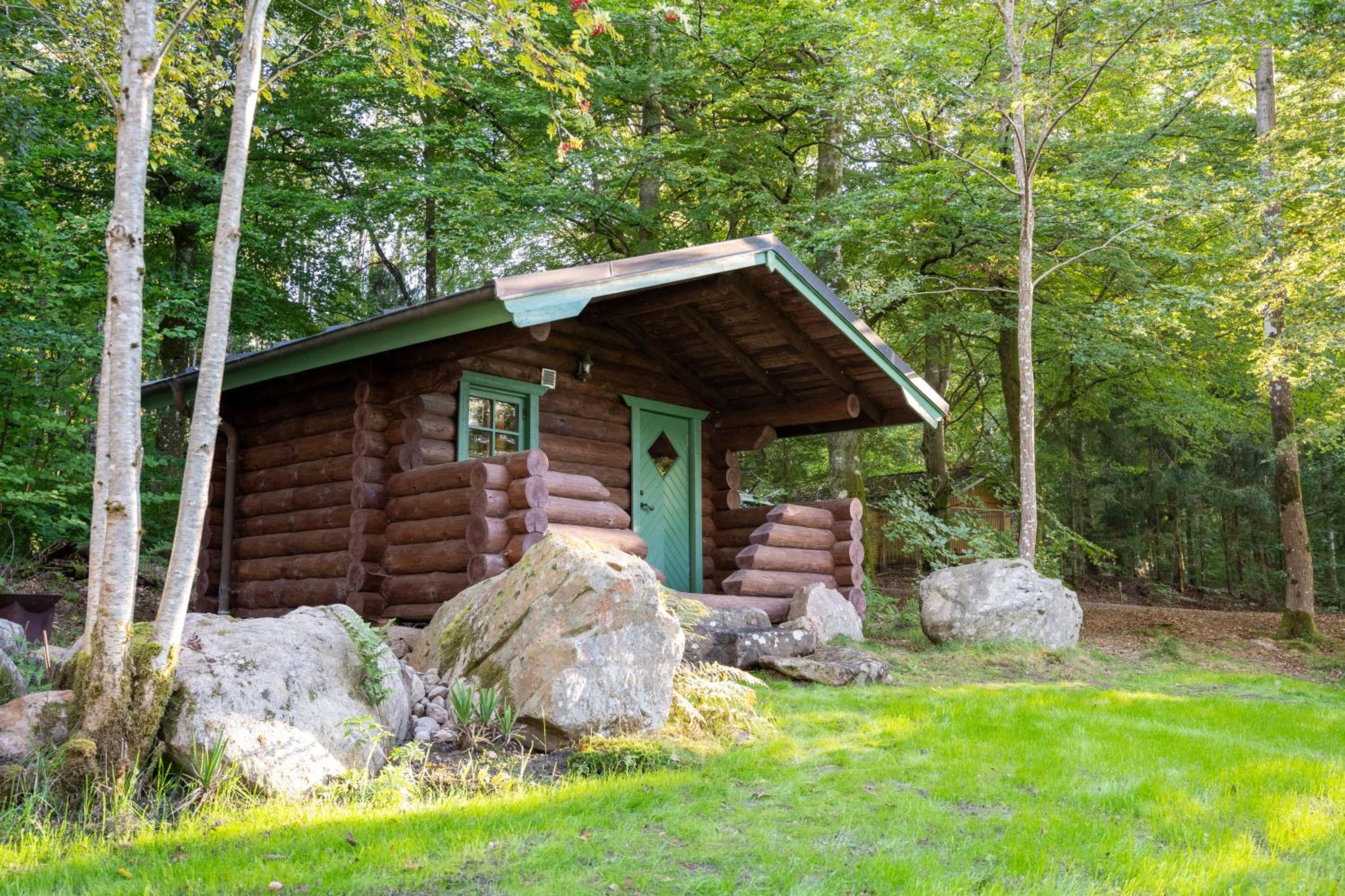 Mysig timmerhus i skogen med privat bastu nära sjön