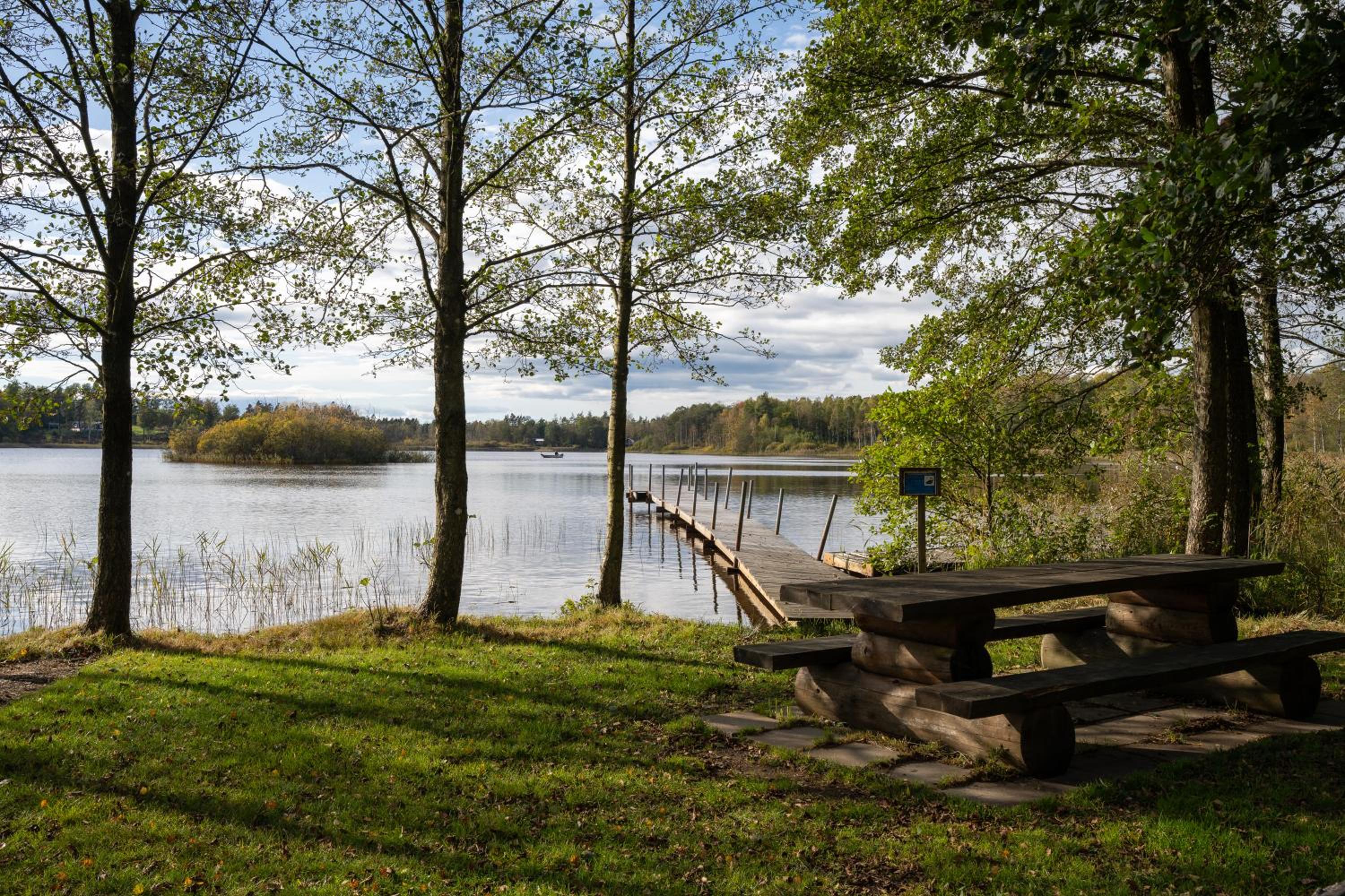 Mysig timmerhus i skogen med privat bastu nära sjön