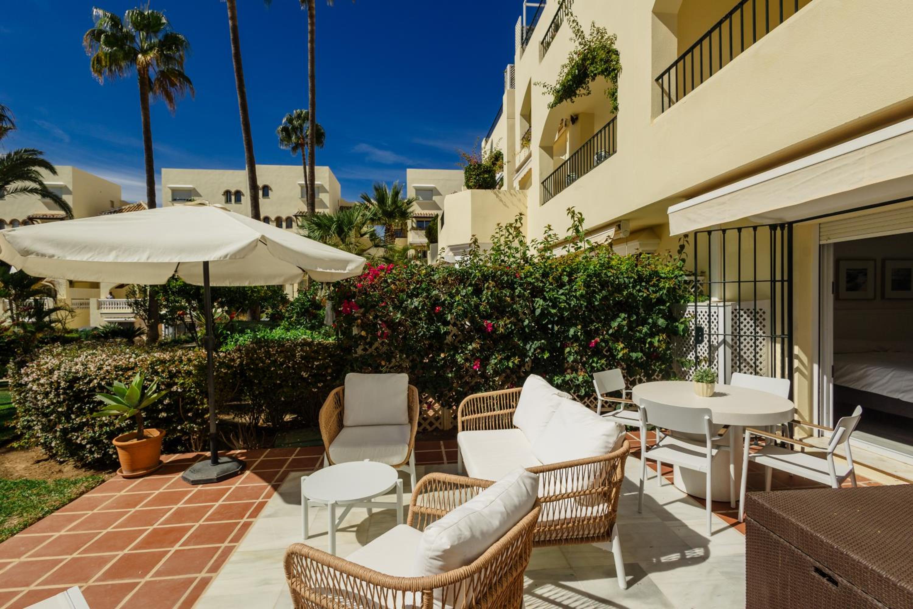 Cozy apartment with terrace and access to the beach, in Elviria, Marbella East view 3
