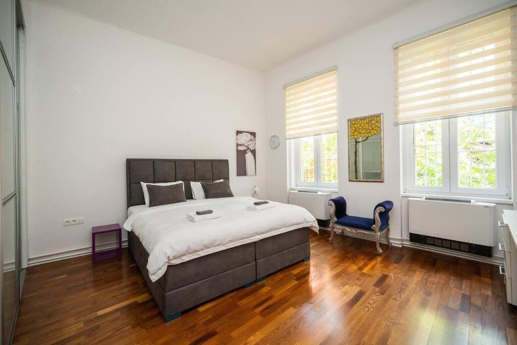 Luxury 2BDR Apartment in Budapest view 2