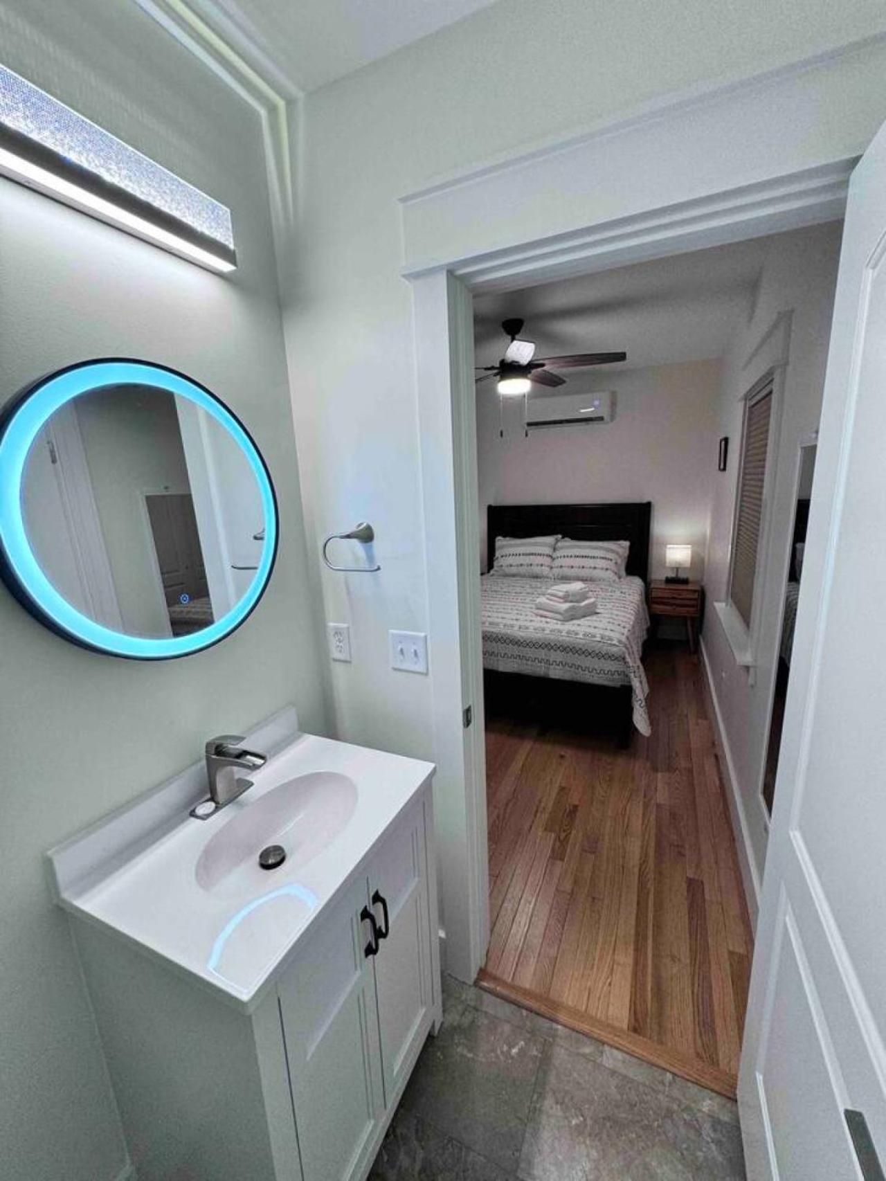 Modern Cottage Downtown. Pet Yes