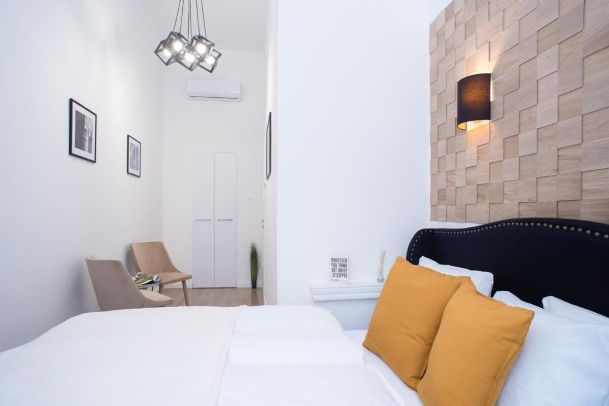 Stylish large apartment at super central location view 2