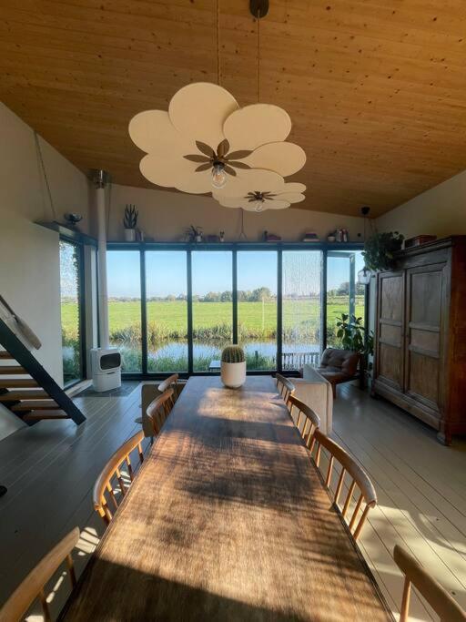 Houten veenhuisje aan het water met uitzicht view 3