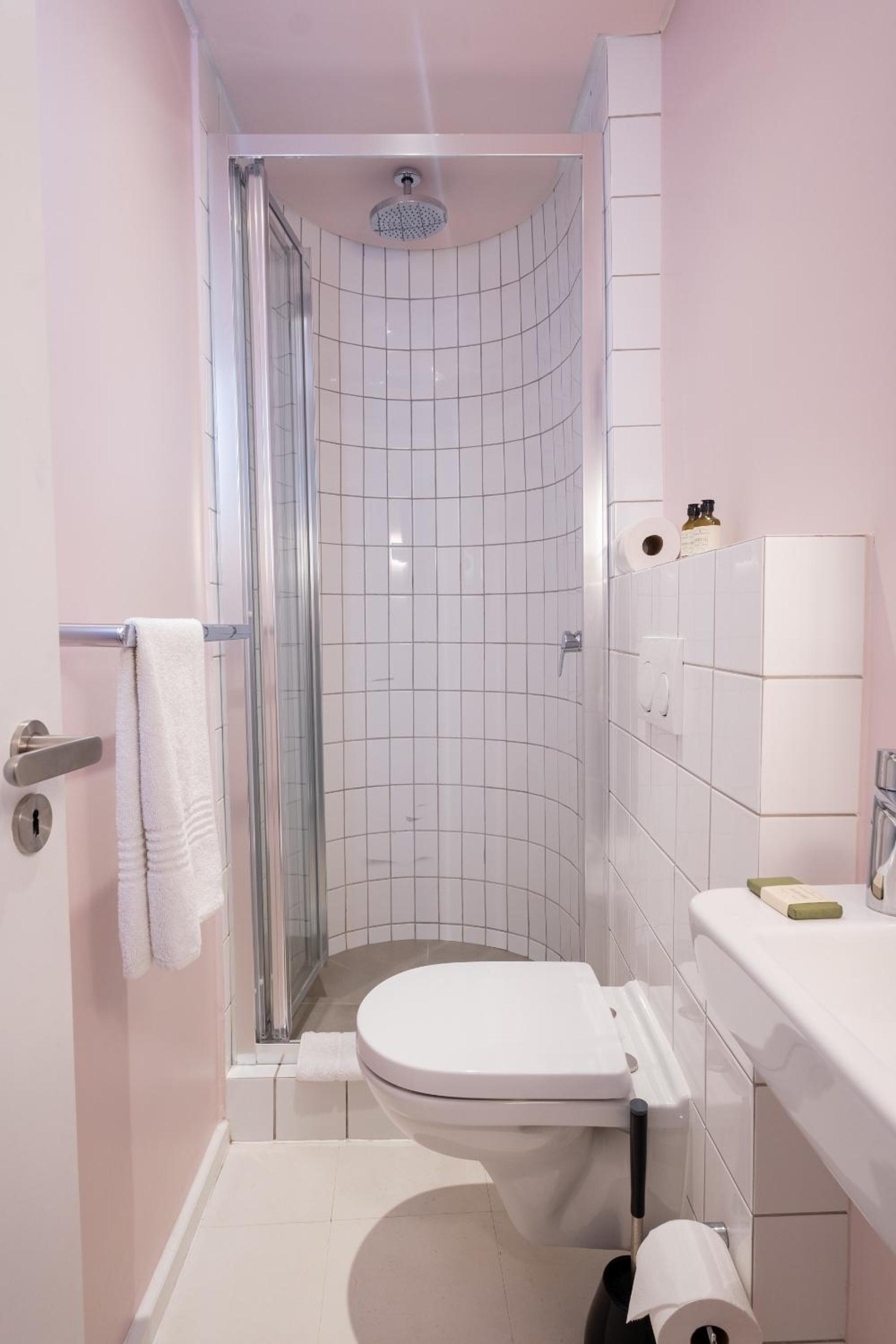 Top Floor Sea Point Studio With Mountain Views view 2