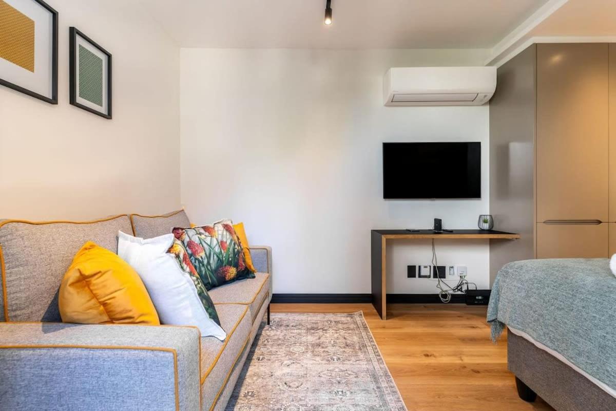 102 Marvol - Beautiful Modern Sea Point Studio With Parking view 3