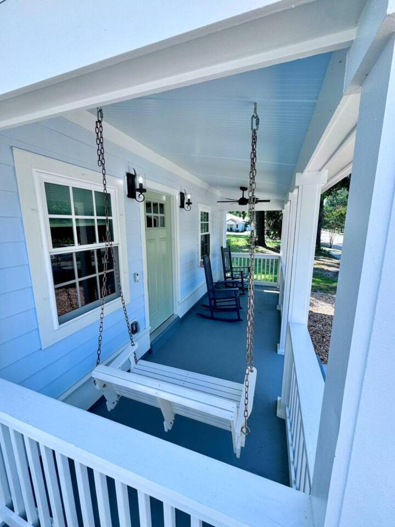 Modern Cottage Downtown. Pet Yes