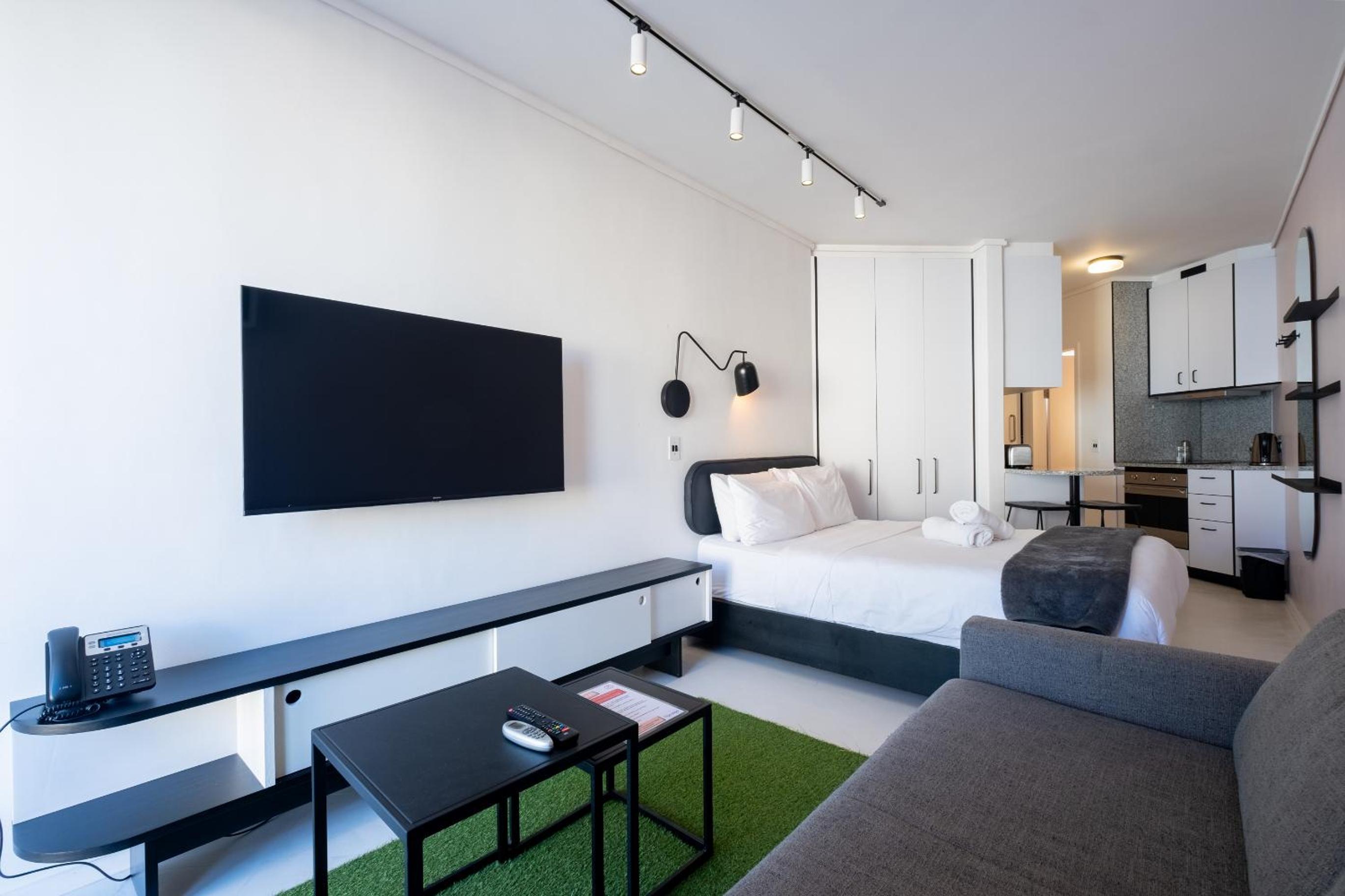 Flamingo 208: Modern Apt with Balcony