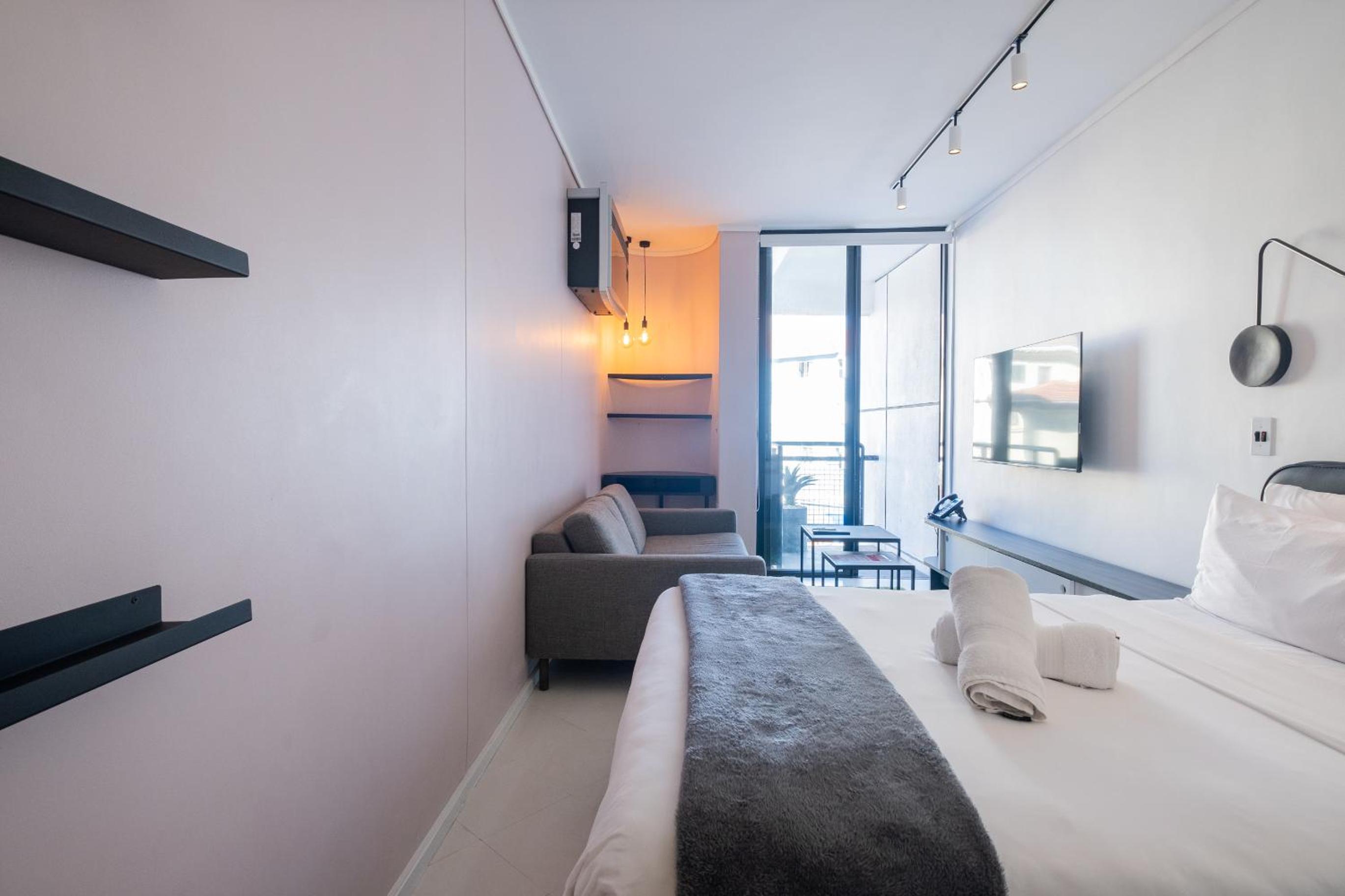 Flamingo 208: Modern Apt with Balcony