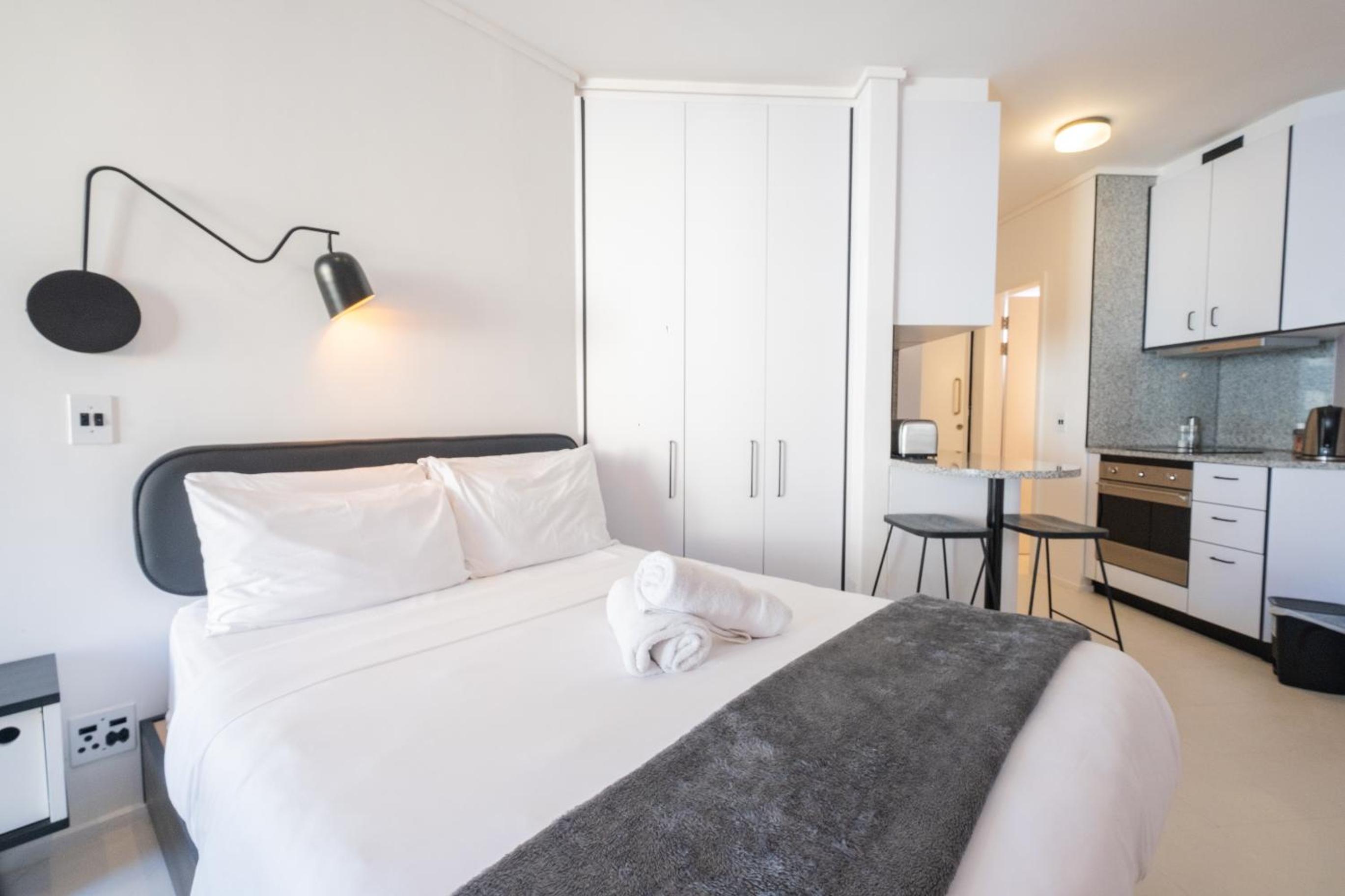 Flamingo 208: Modern Apt with Balcony