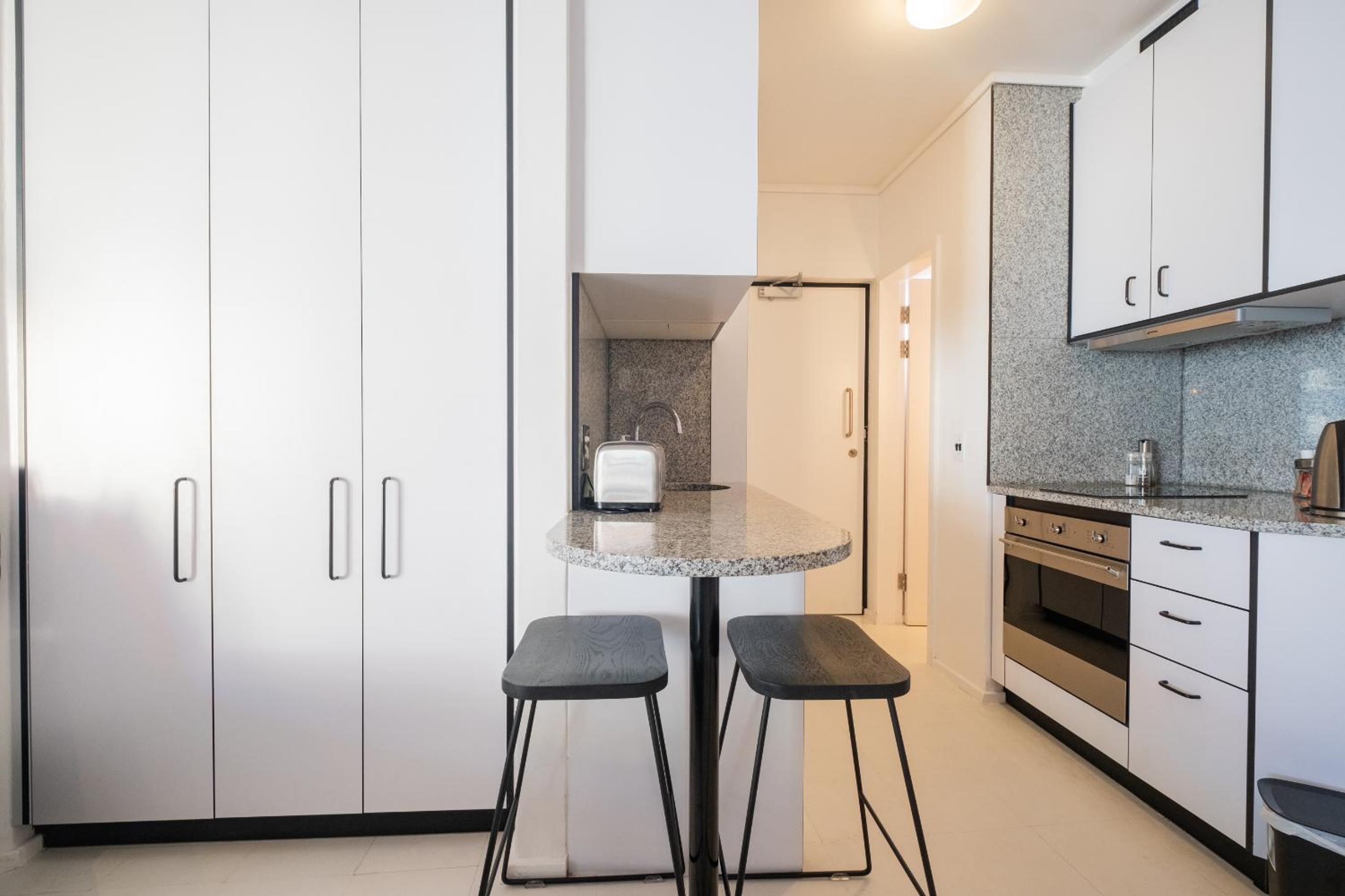 Flamingo 208: Modern Apt with Balcony