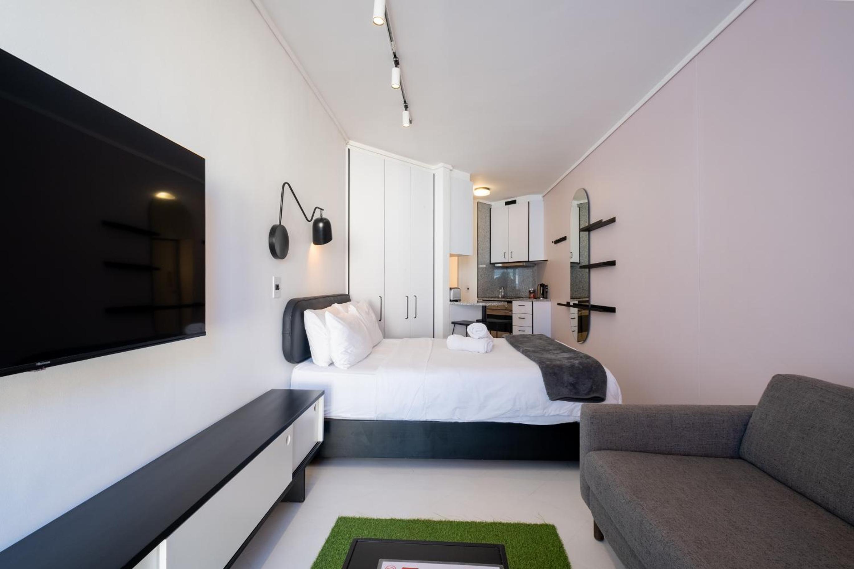 Flamingo 208: Modern Apt with Balcony