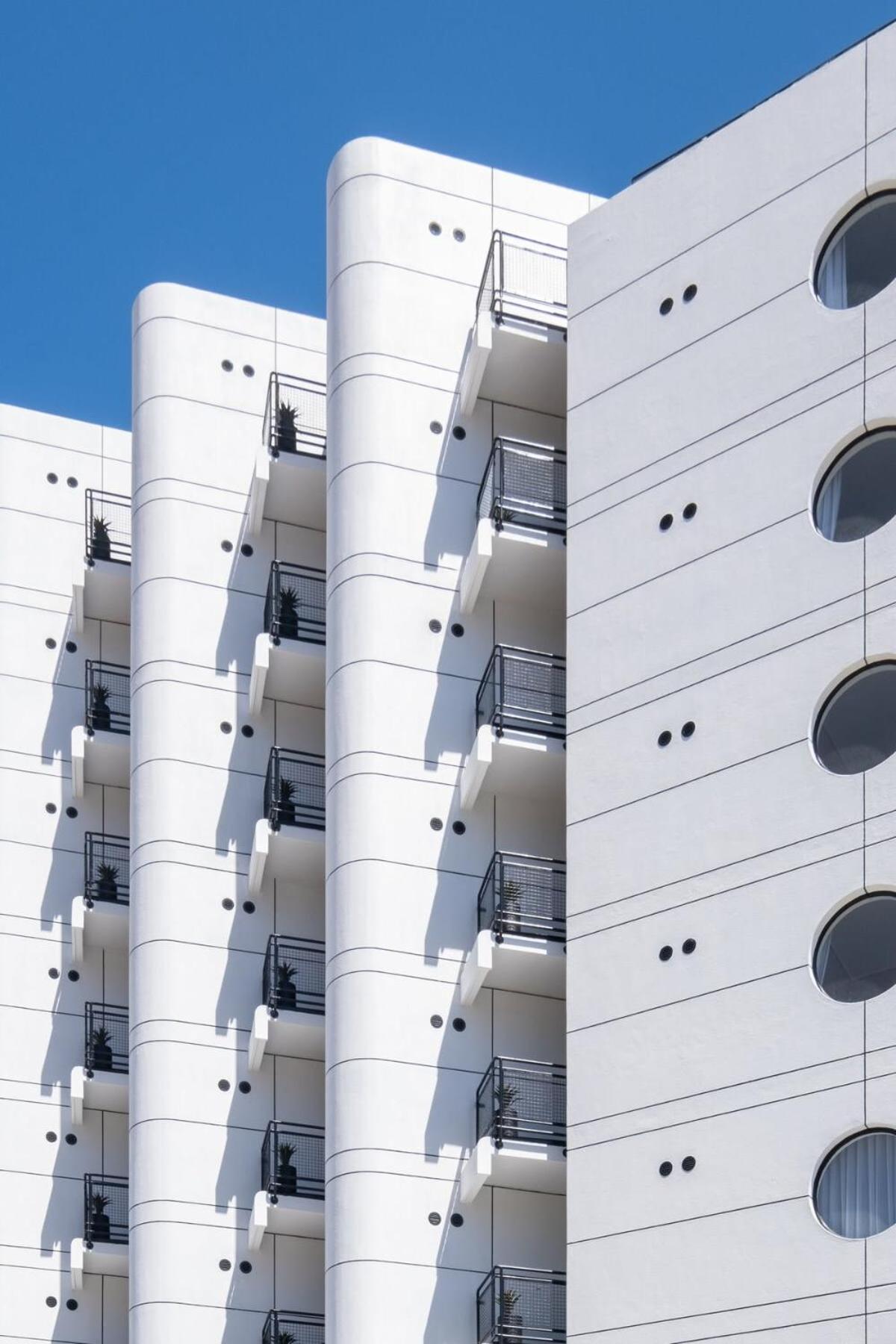 Flamingo 104: Modern Studio Unit with Balcony view 4