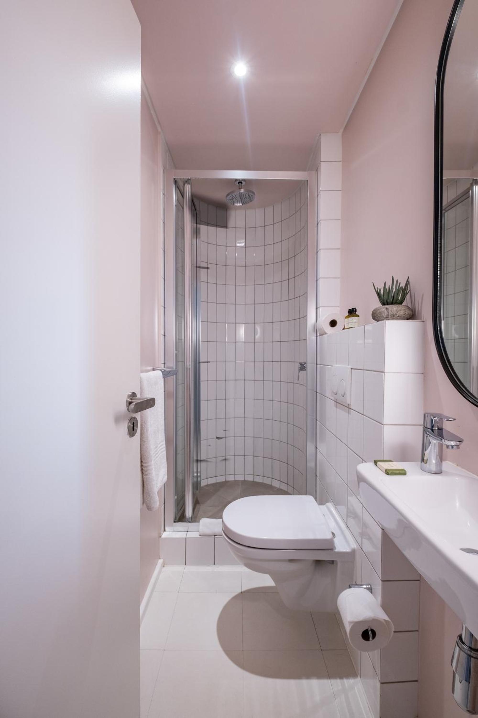 Flamingo 108: Modern Apt with Balcony view 2