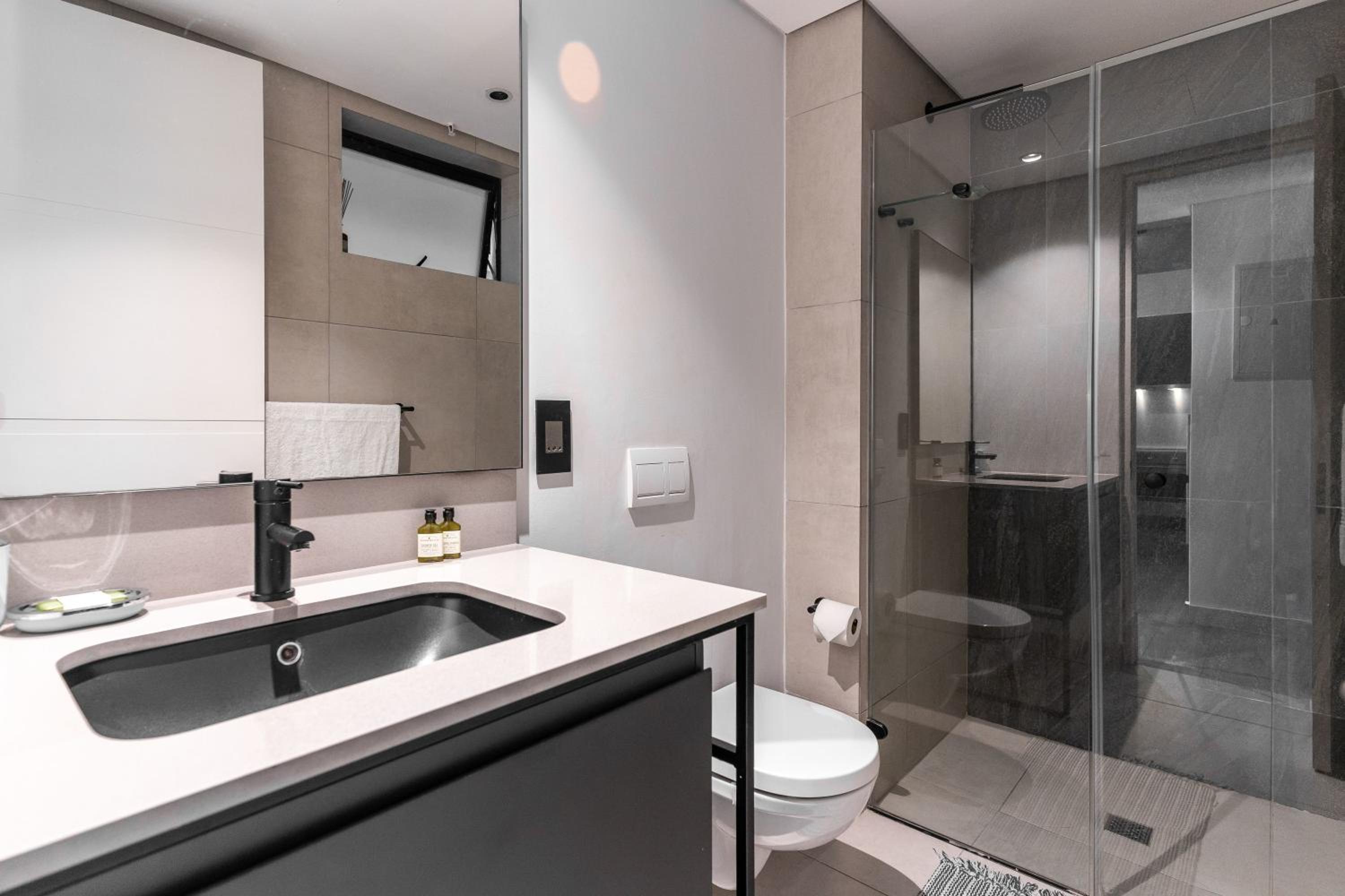 The Signature 410:Central Modern Aprt with Parking view 2