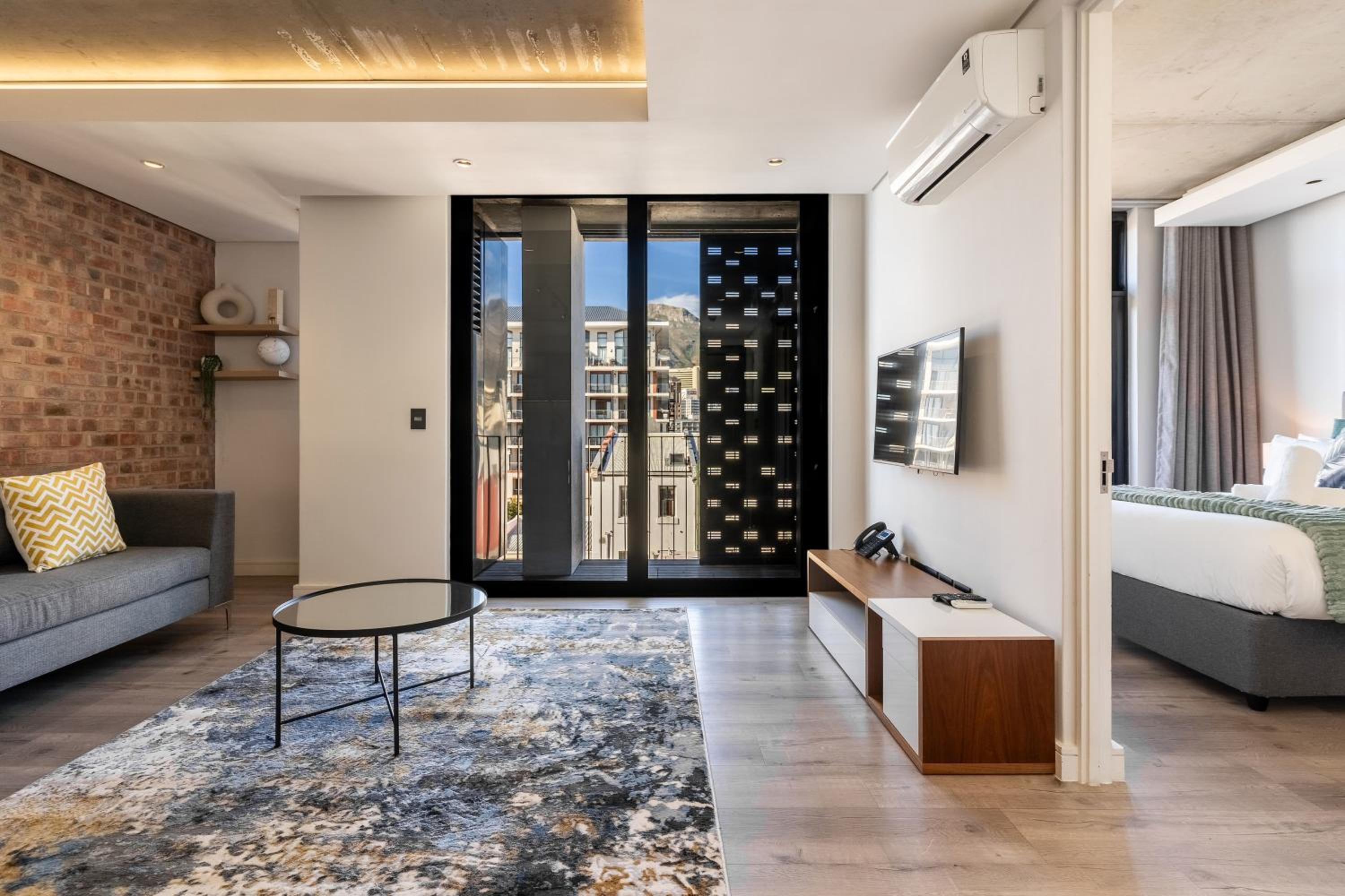 The Signature 410:Central Modern Aprt with Parking view 3