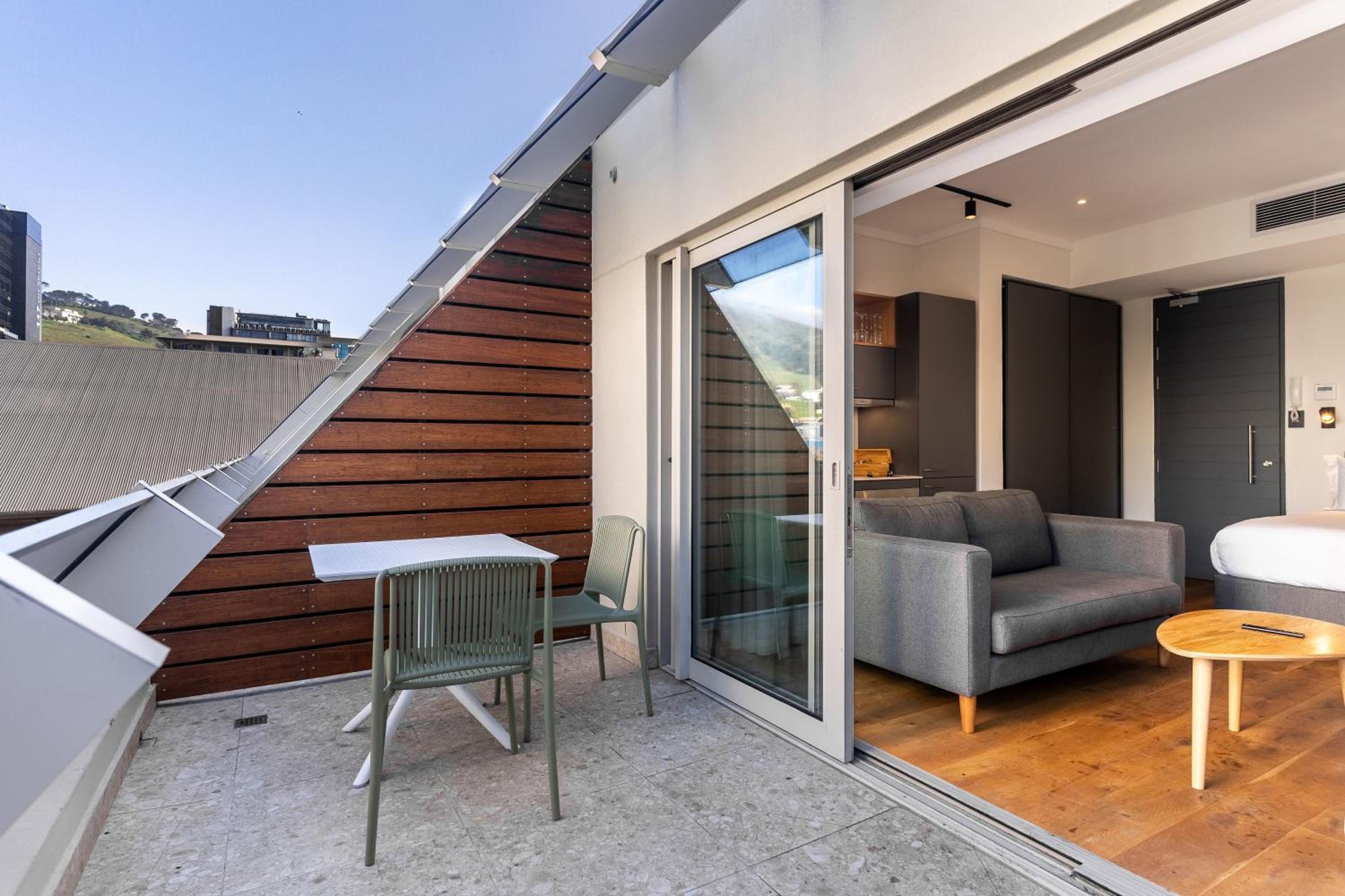 Barracks 414: City Centre Aprt with Balcony view 4