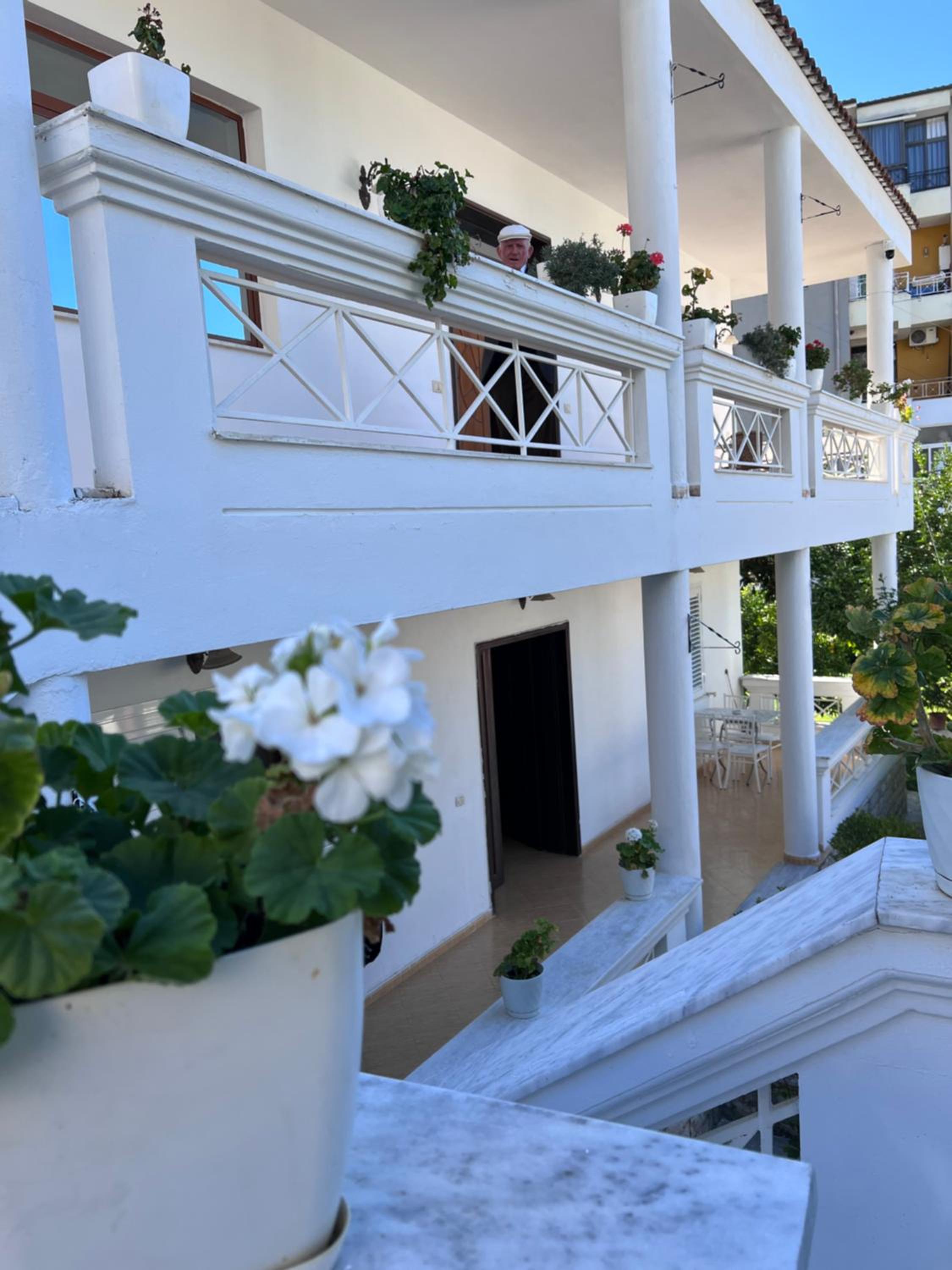 White Star Villa - Studio Apartments with Parking
