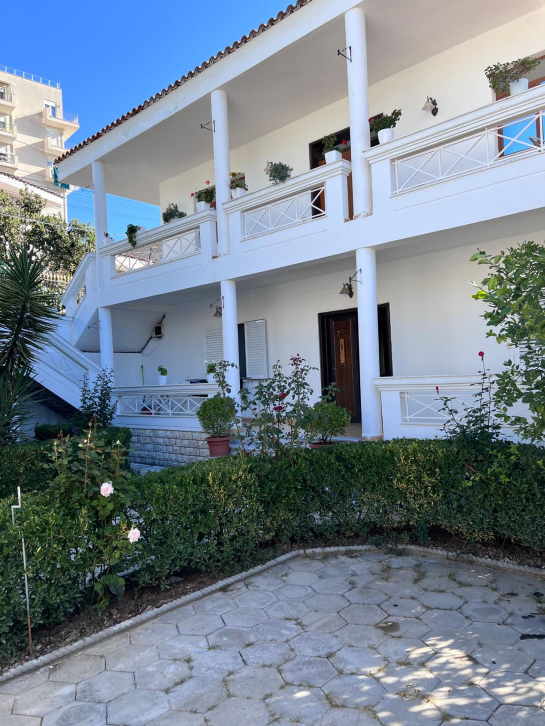 White Star Villa - Studio Apartments with Parking