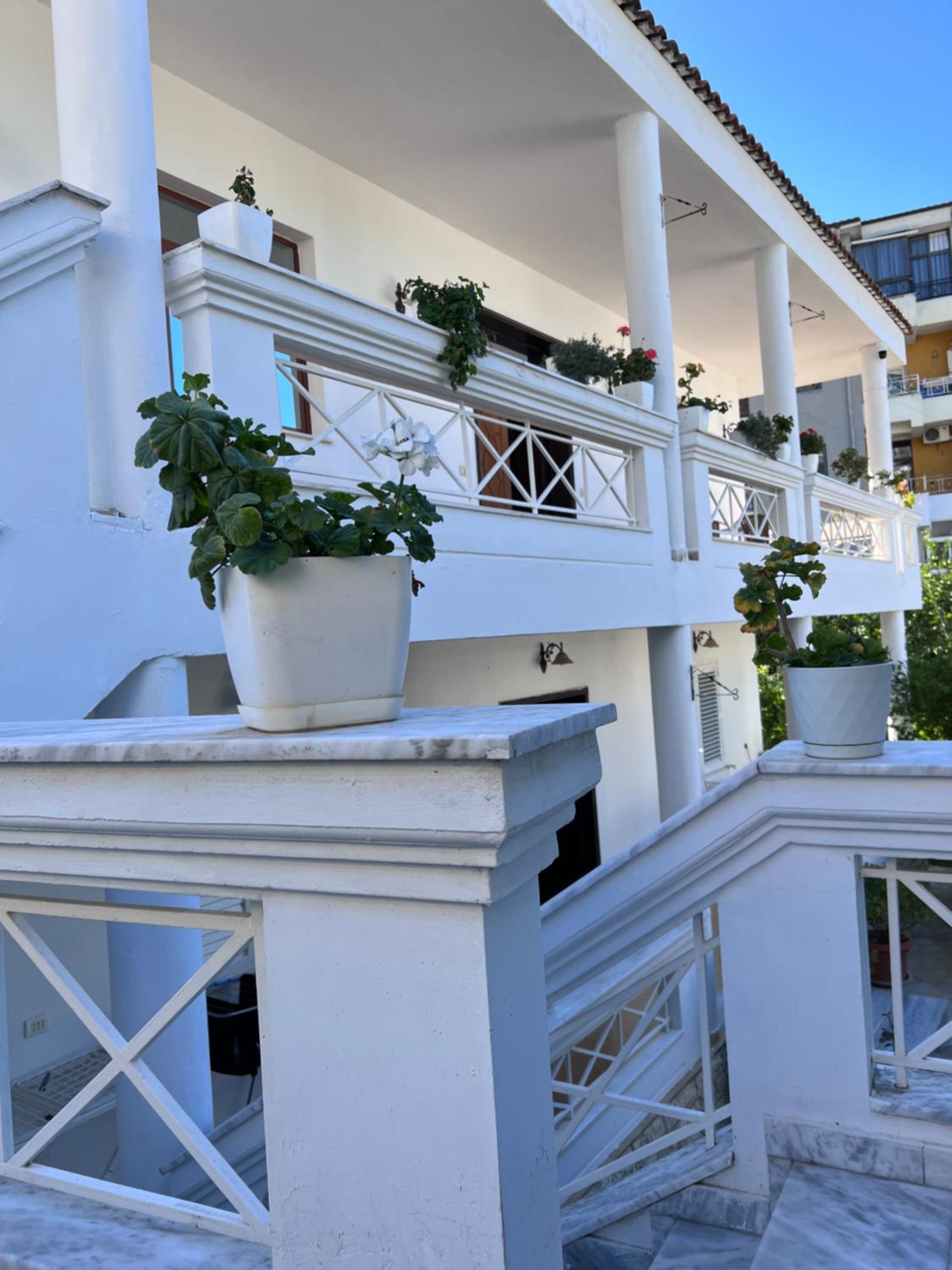 White Star Villa - Studio Apartments with Parking