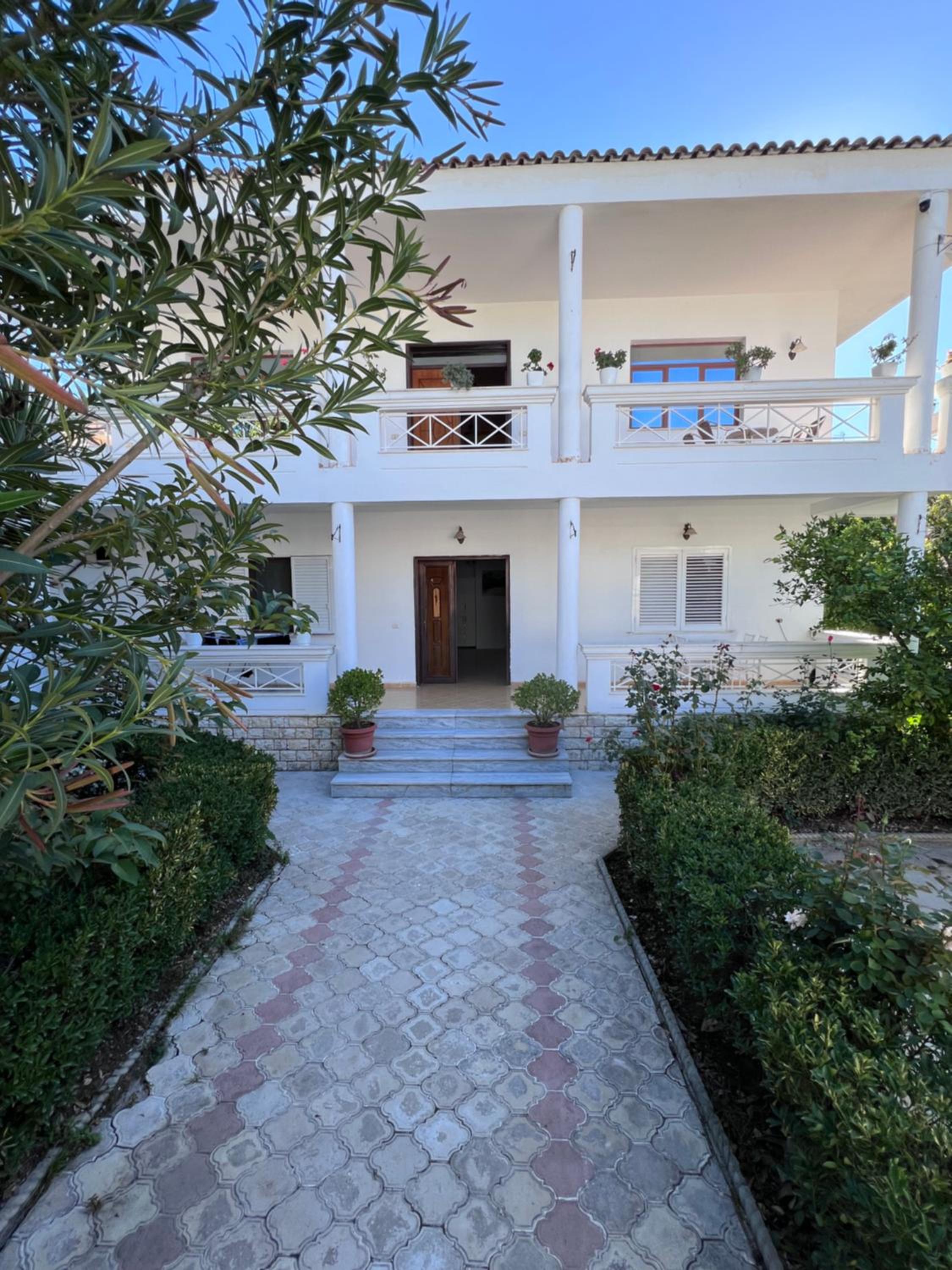 White Star Villa - Studio Apartments with Parking