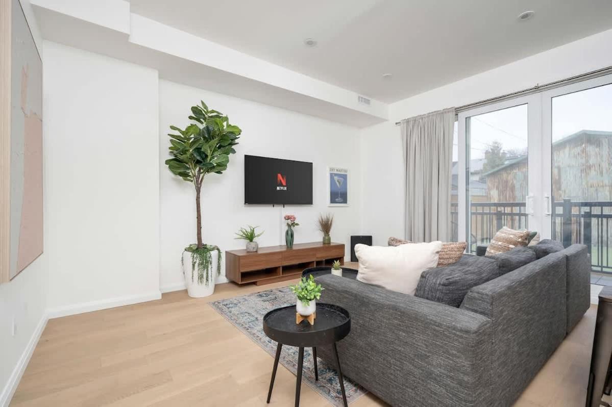 Spacious 2BR near UofT and College
