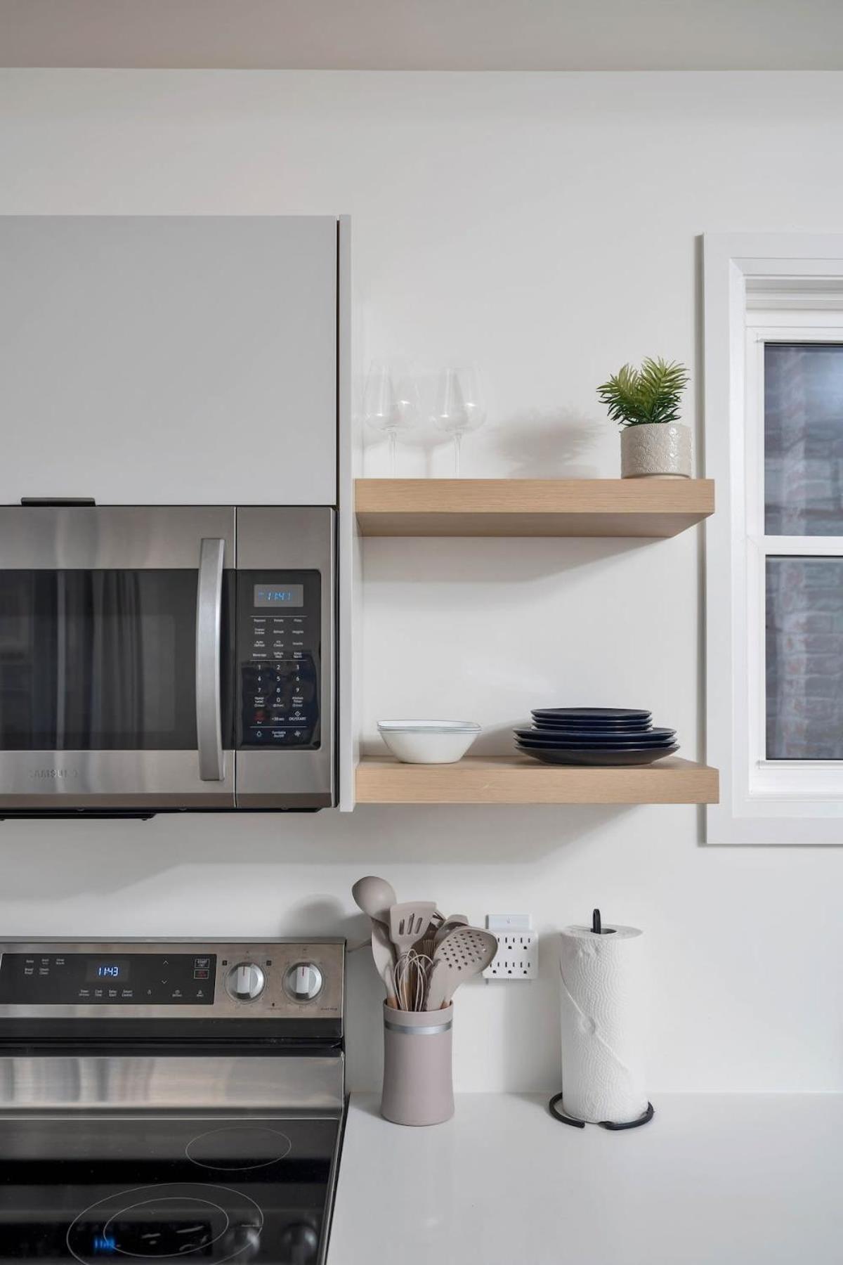 Spacious 2BR near UofT and College