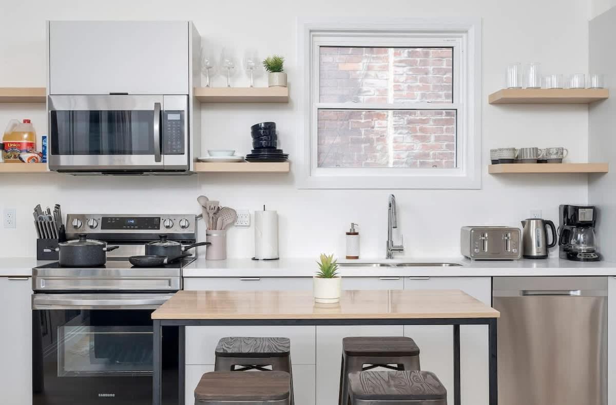 Spacious 2BR near UofT and College
