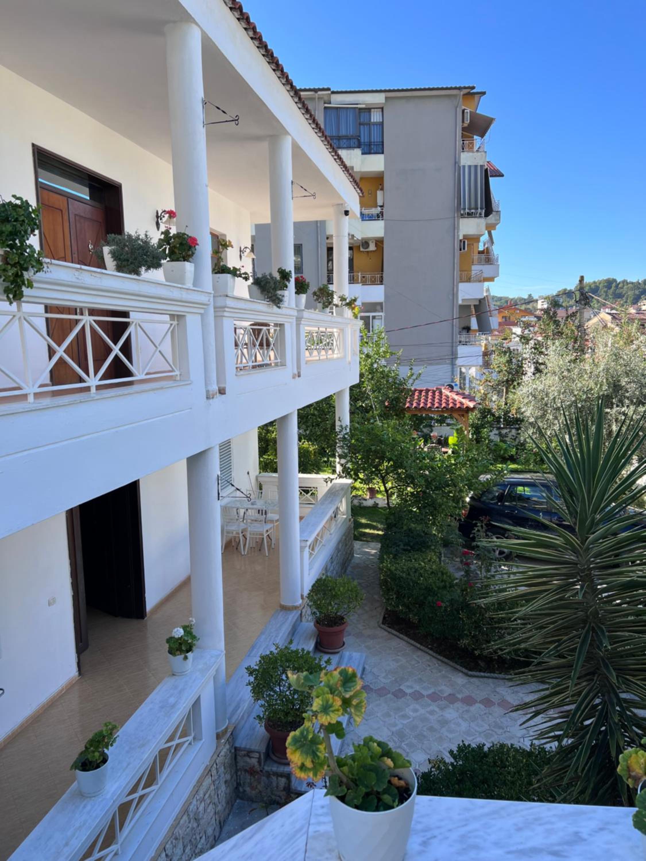 White Star Villa - Studio Apartments with Parking