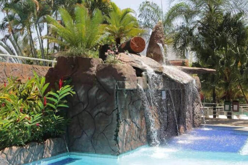 Apartamento Caldas Novas 2 Quartos, Mobiliado, de Segunda à Quinta, 11 Piscinas, Checkin 14h e Checkout 12h