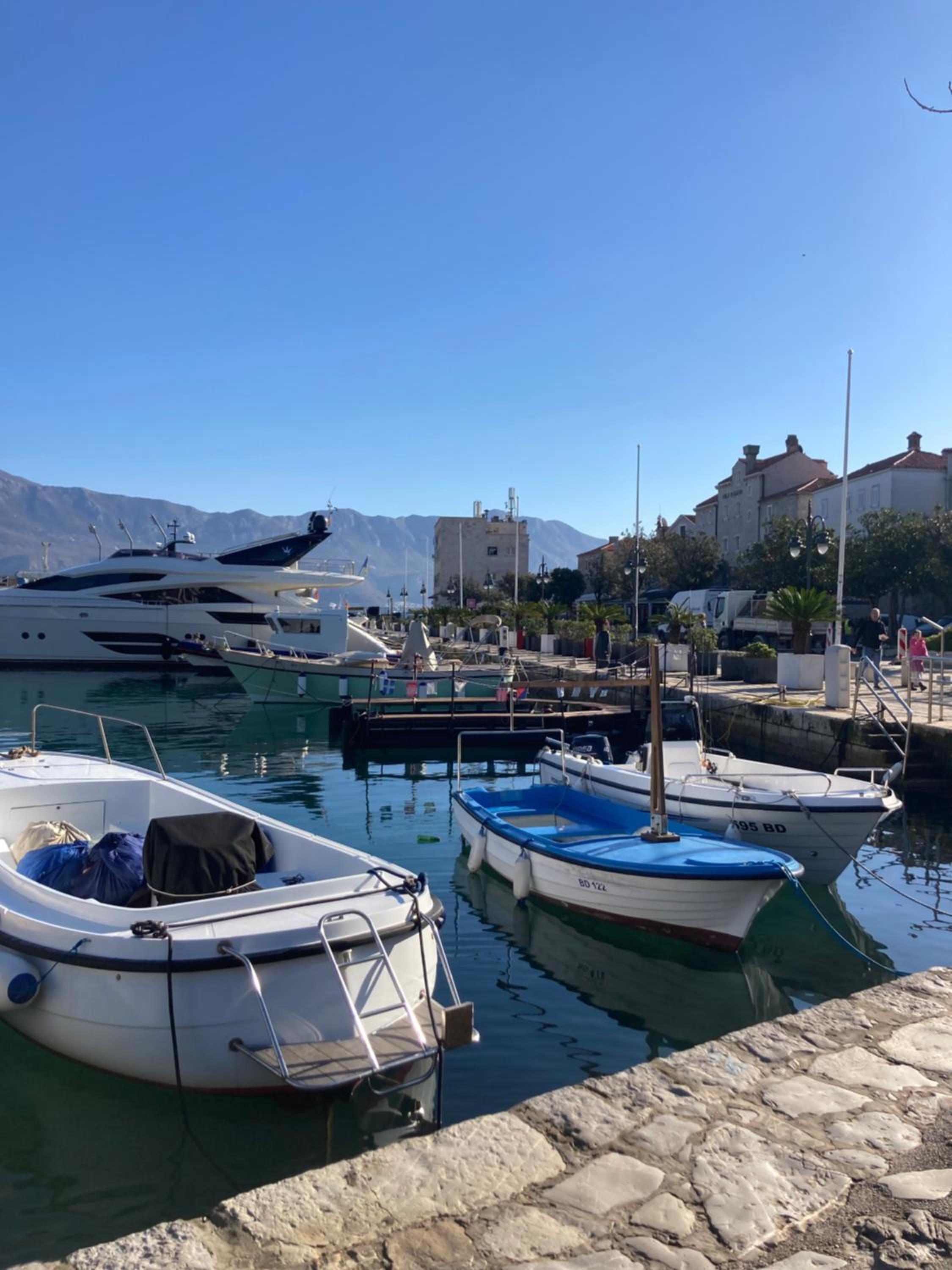 Plaža Stari Grad Budva pjena od mora Beach Apartman