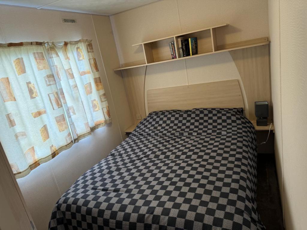 3 Bed Caravan - Sleeps 6 - Pets - Parking - Wifi