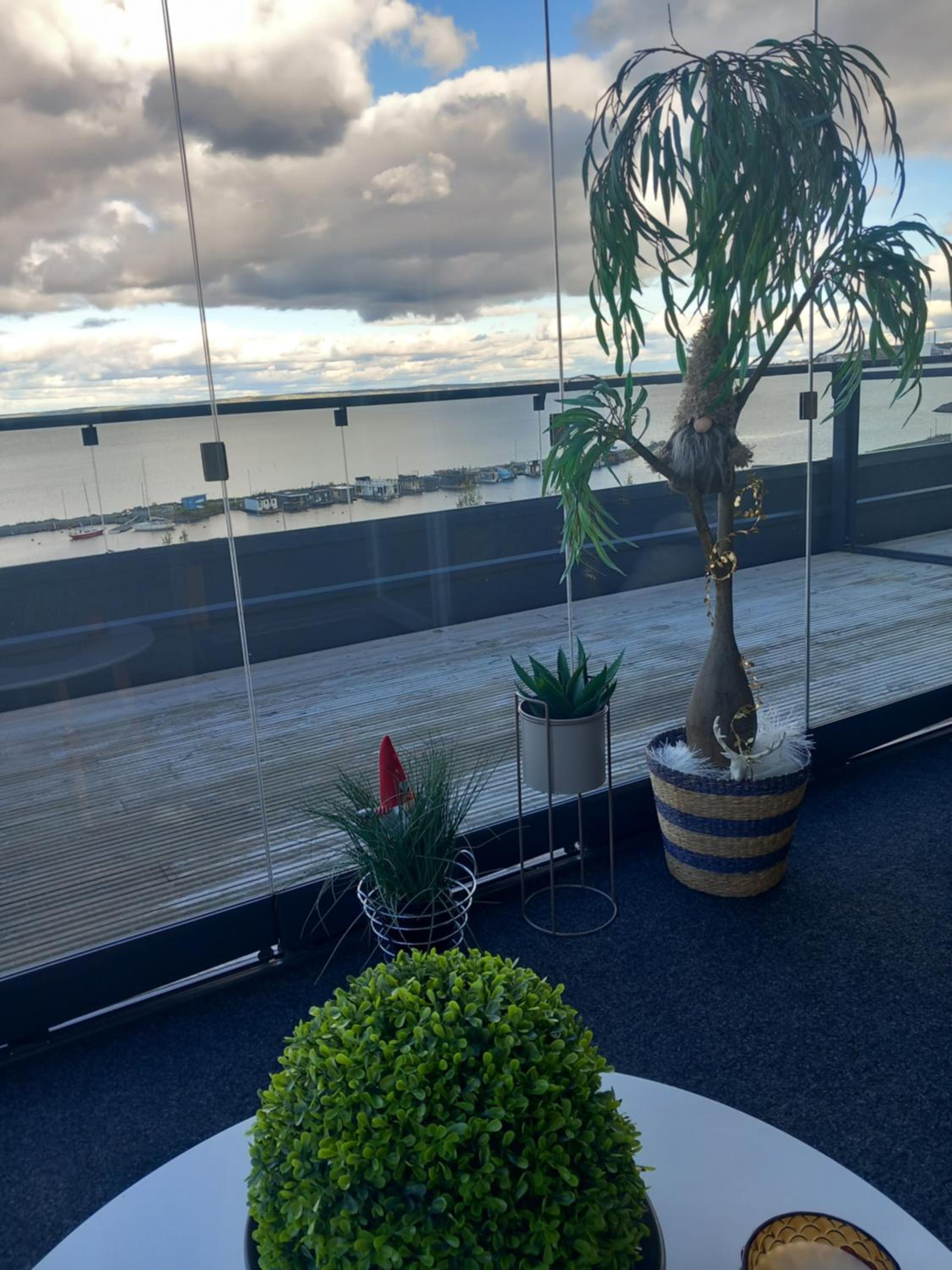 TAMPERE PENTHOUSE-tasokas moderni kaupunki huoneisto huipulla -ISO JACUZZI omalla KATTOTERASSILLA - AURINKOTUOLIT ja Aurinko odottaa Sinua - huikea maisema