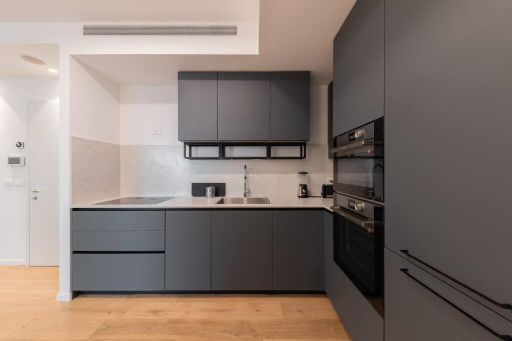 Luxurious Apartment in Tel Aviv with Terrace view 2