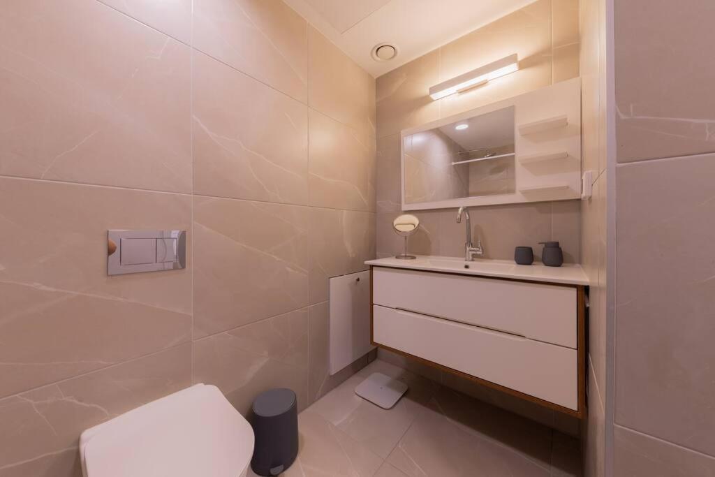 Luxurious Apartment in Tel Aviv with Terrace view 3