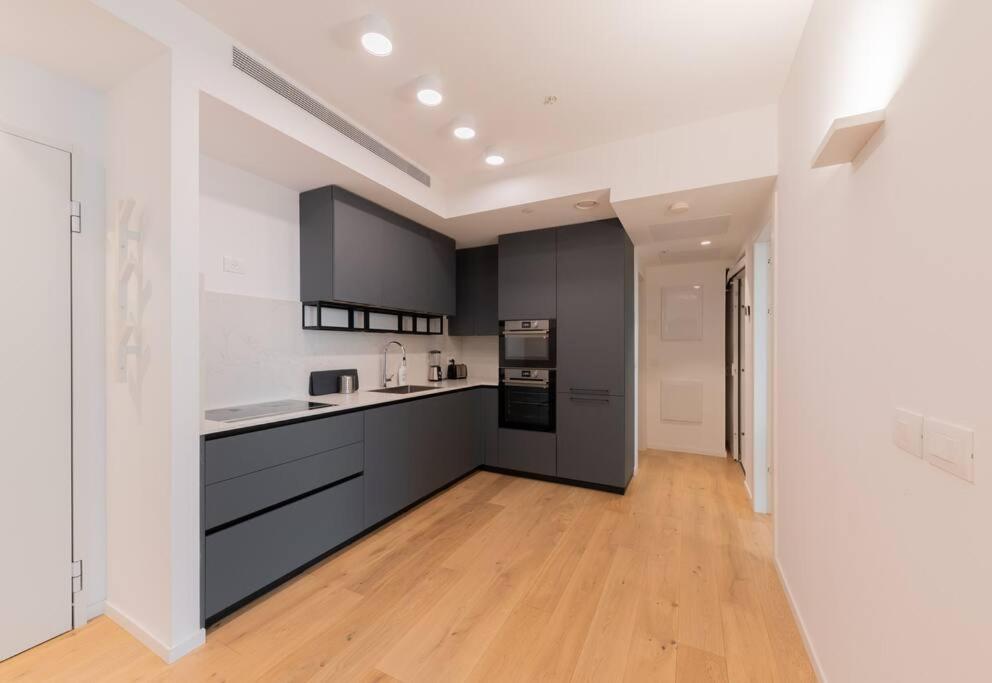 Luxurious Apartment in Tel Aviv with Terrace view 5