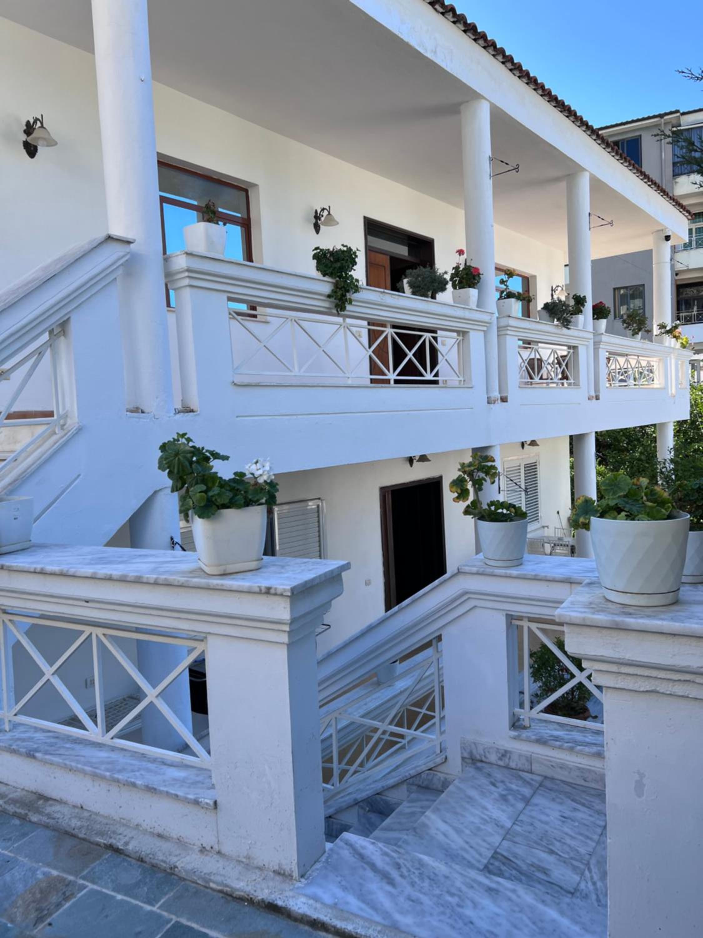 White Star Villa - Studio Apartments with Parking