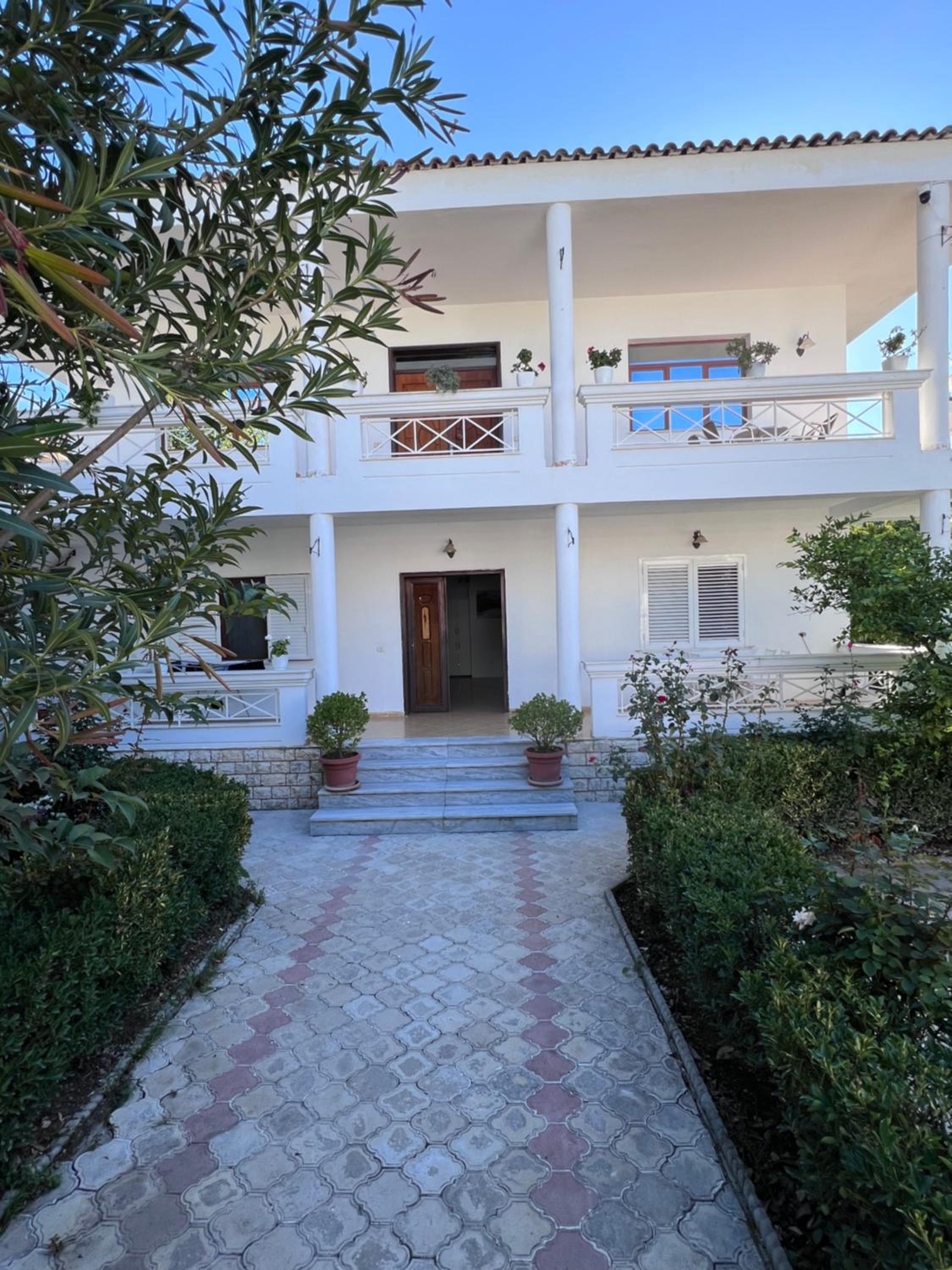 White Star Villa - Studio Apartments with Parking