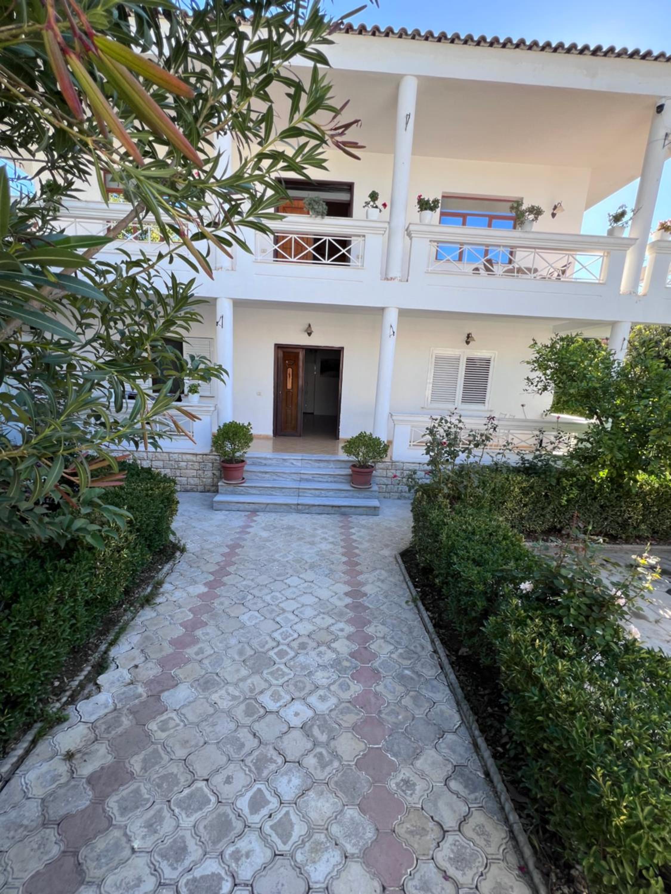 White Star Villa - Studio Apartments with Parking