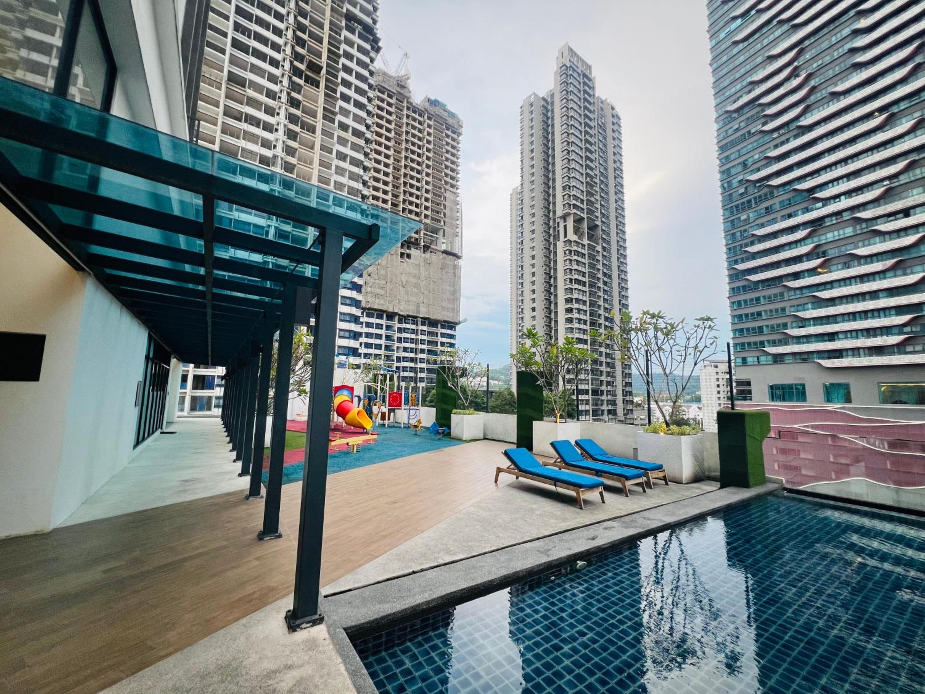 RoseWood Suites At Reizz Residence