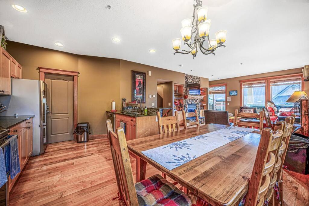 Treetop Getaway, Ski In and Out, Sleeps 10