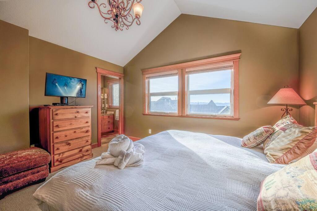 Treetop Getaway, Ski In and Out, Sleeps 10