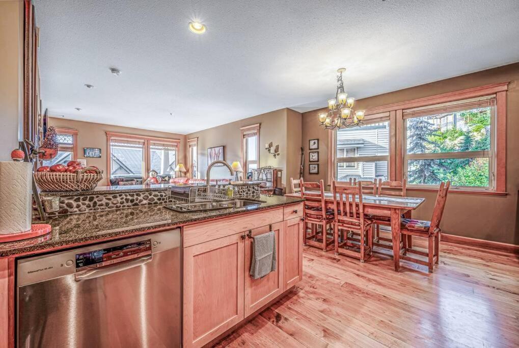 Treetop Getaway, Ski In and Out, Sleeps 10