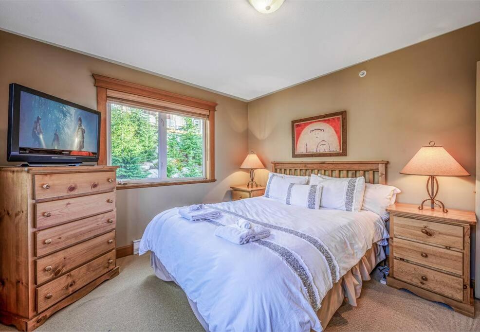 Treetop Getaway, Ski In and Out, Sleeps 10