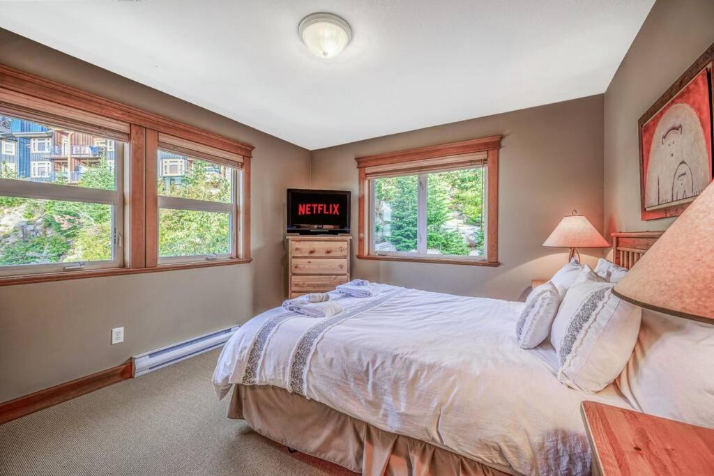 Treetop Getaway, Ski In and Out, Sleeps 10
