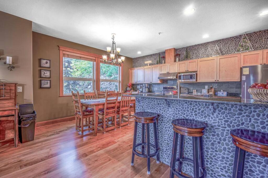 Treetop Getaway, Ski In and Out, Sleeps 10