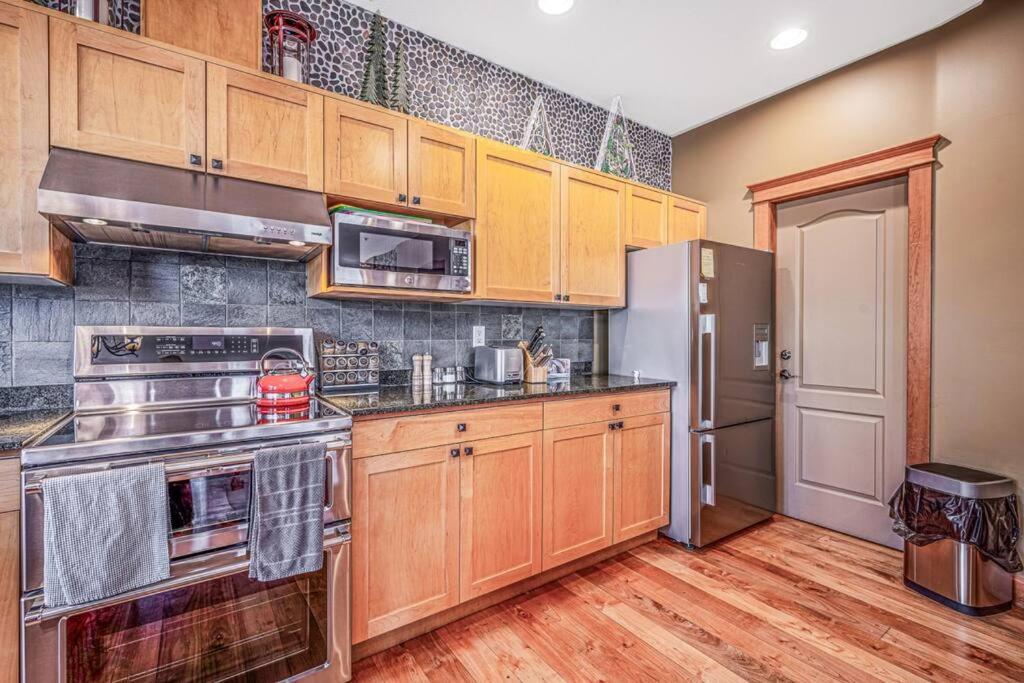 Treetop Getaway, Ski In and Out, Sleeps 10