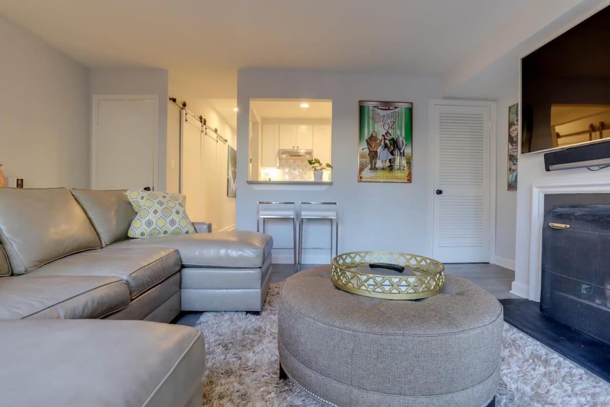 Sojourn Capitol Hill 1 BR with Patio & Grill view 3